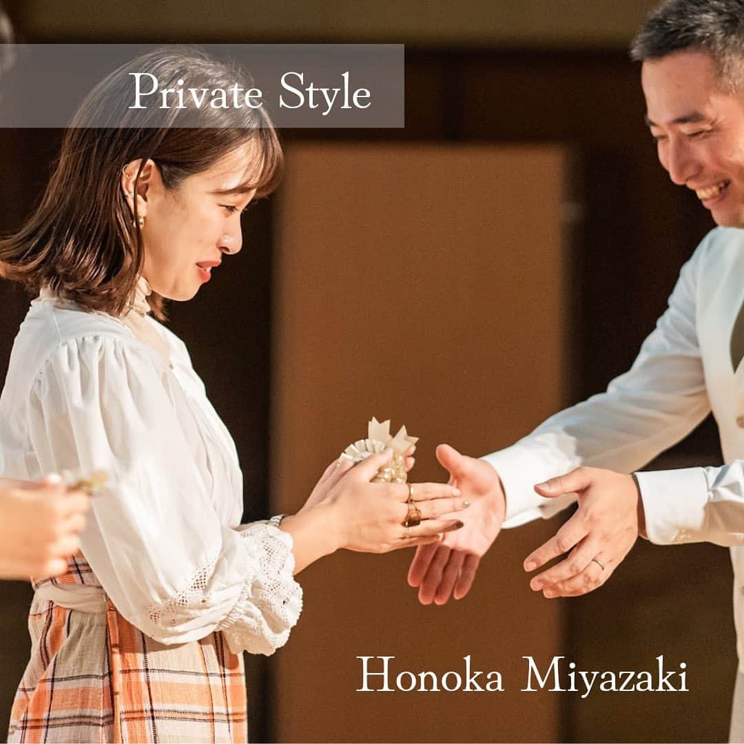 Dress the Life(ドレスザライフ) のインスタグラム：「本日もDress the Lifeメンバーをご紹介します✨  -Honoka Miyazaki- 磨き上げたセンスと、努力で培った圧倒的な商品知識で、花嫁様をスムーズに運命の１着に導きます。 社内のKICK OFFでは、何度も個人賞を受賞。Dress the Lifeの中でもカリスマ的存在です😌✨  インタビュー記事はアカウントTOPのリンク、DtLのリクルートサイトよりご覧いただけます。  "入社後しっかり結果を出して活躍したい"と考えていらっしゃる方、ぜひ参考にご覧ください📝  #dressthelife  #ドレスコーディネーター  #ドレススタイリスト  #ブライダル業界  #アパレル業界  #接客業 #ドレスショップ  #社員紹介 #インターンシップ受付中  #受賞式」