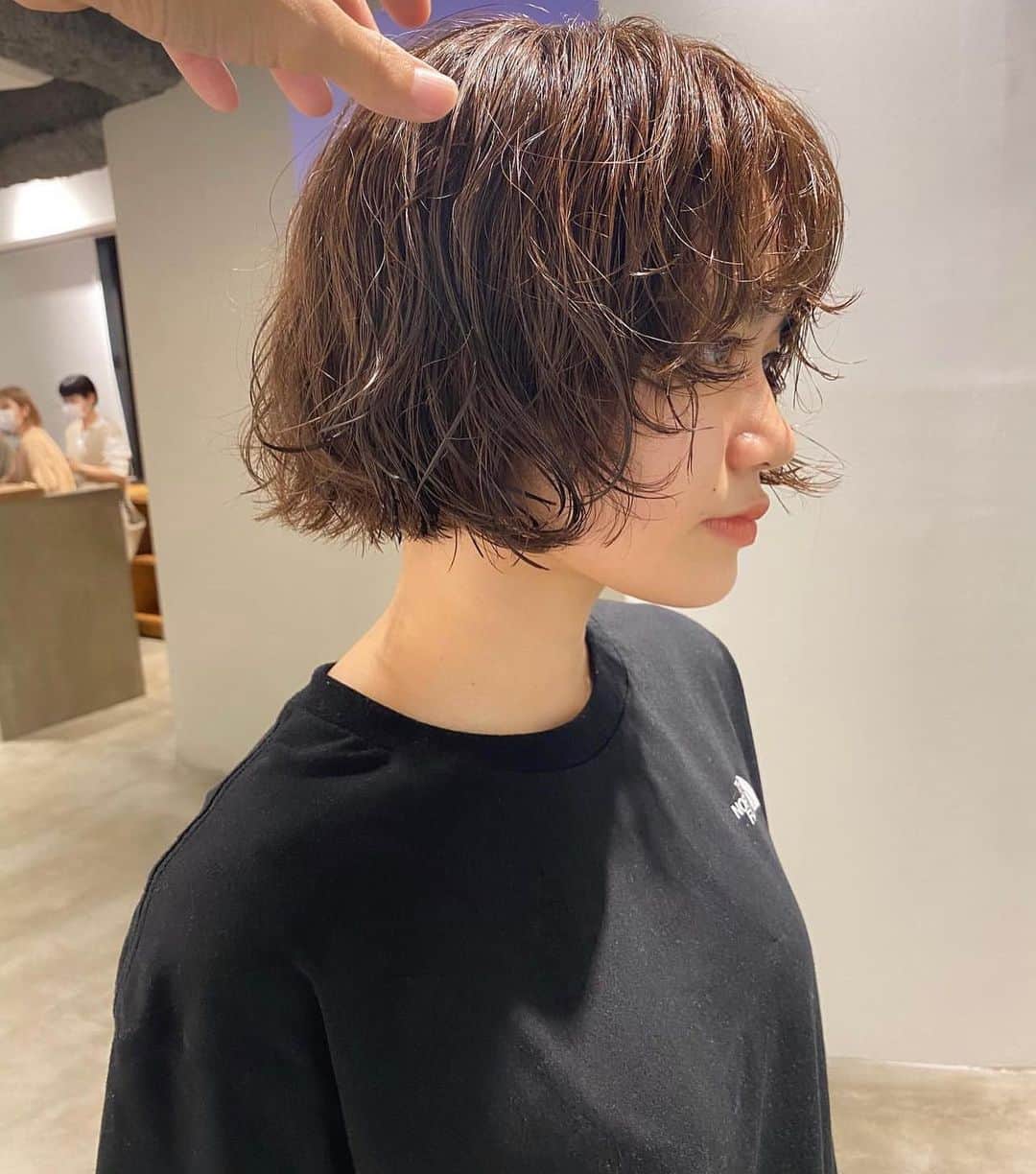 nanukのインスタグラム：「spice bob . 柔らかなラインのbobに、 少しスパイスを入れたbobが人気です。 . hair/ @oka_nanuk  . #guestnanuk . #ボブパーマ#パーマボブ#パーマ#パーマヘア#パーマスタイル#パーマカラー#くるくるパーマ#ニュアンスパーマ#スパイラルパーマ#ウェーブパーマ#簡単ヘアアレンジ#ヘアアレンジ #ボブヘア#ボブヘアー#外ハネボブ#ボブアレンジ#ボブカット#前下がりボブ#切りっぱなしボブ#ワンレンボブ#簡単ヘアアレンジ#渋谷美容室」