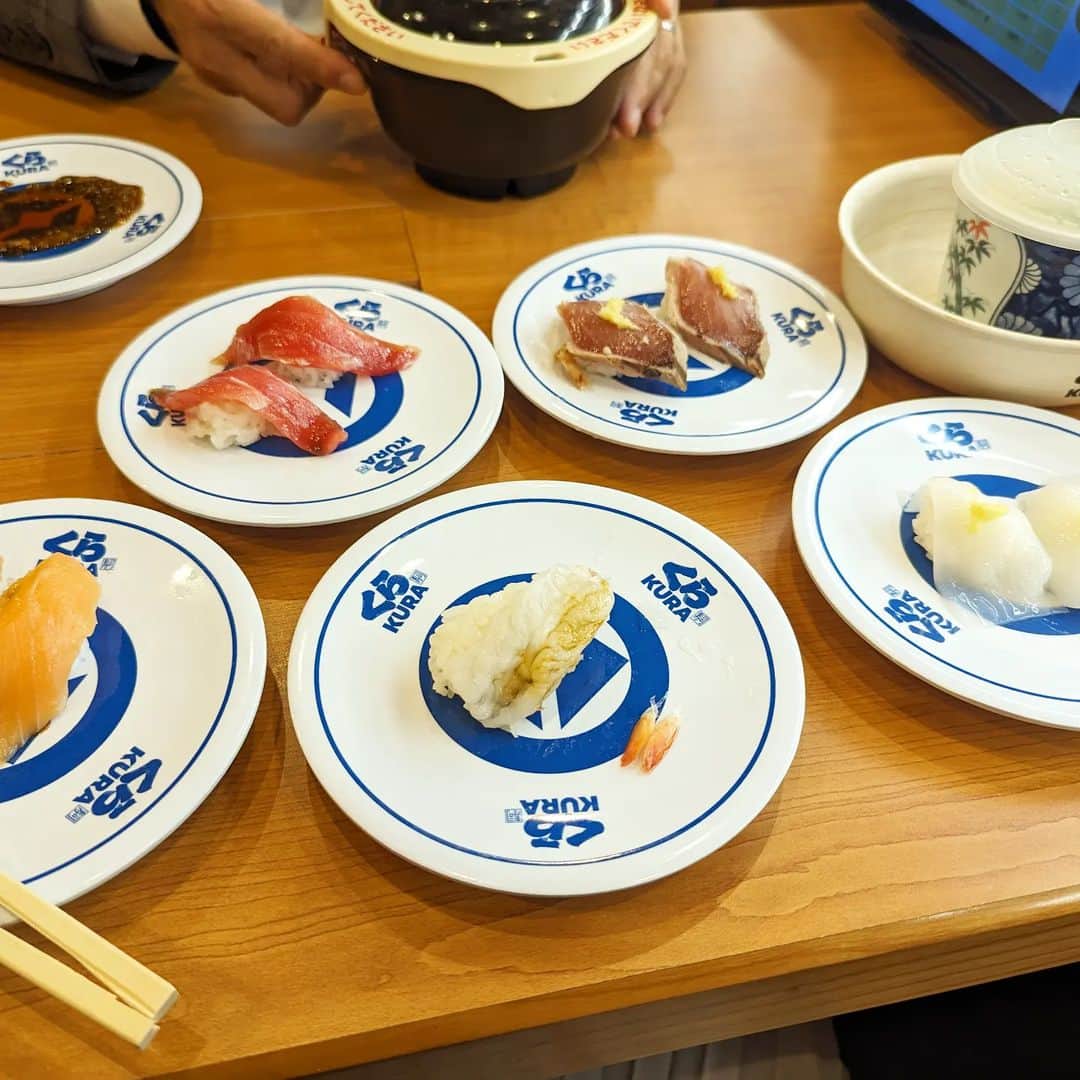 島田佳奈のインスタグラム：「🚙のオイル交換待ち。撮ってから気づいたけど、食べかけやった笑  #くら寿司」