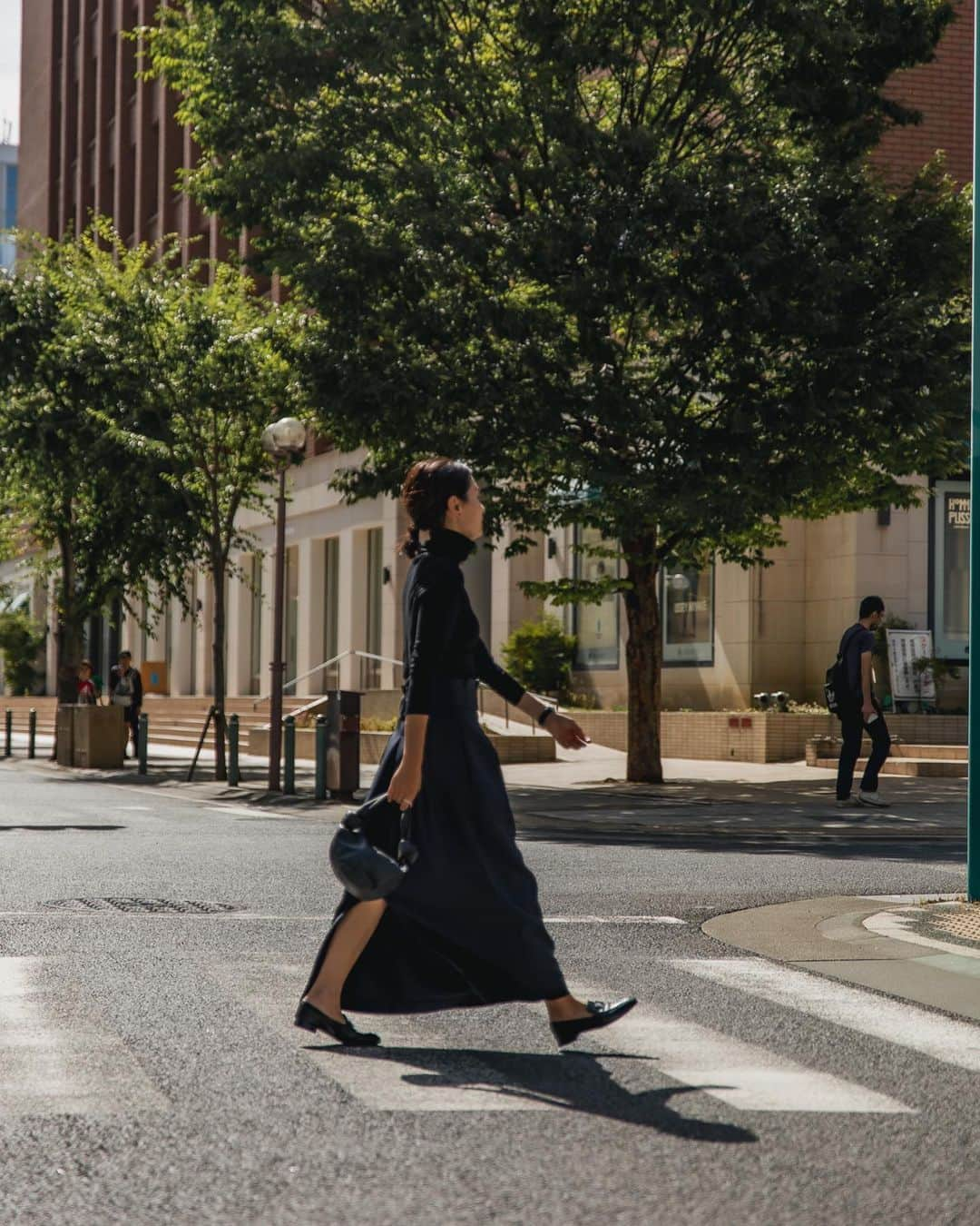 Hiromi Ｍaedaのインスタグラム：「【EASY COCOON SKIRT(イージーコクーンスカート)再・受注販売のお知らせ📢】  お待ちいただいていた皆さま、大変お待たせいたしました！  下記日程にてイージーコクーンスカートの再・受注販売をさせて頂きます。  お届けは少し先となりますが、 欲しいと思ってくださる方の元へ届けられるよう出来る限りの準備をさせていただきました🙏  【販売日時】 11/11(sat)21:00 - 11/13(mon)23:59 (お届け時期／1月上旬~1月中旬)  【販売アイテム】 EASY COCOON SKIRT(イージーコクーンスカート) Navy／Black size S／M ¥19,800 (tax in)  この機会にぜひご検討くださいませ♡  @frey__jp #frey_jp#2ndcollection#イージーコクーンスカート」