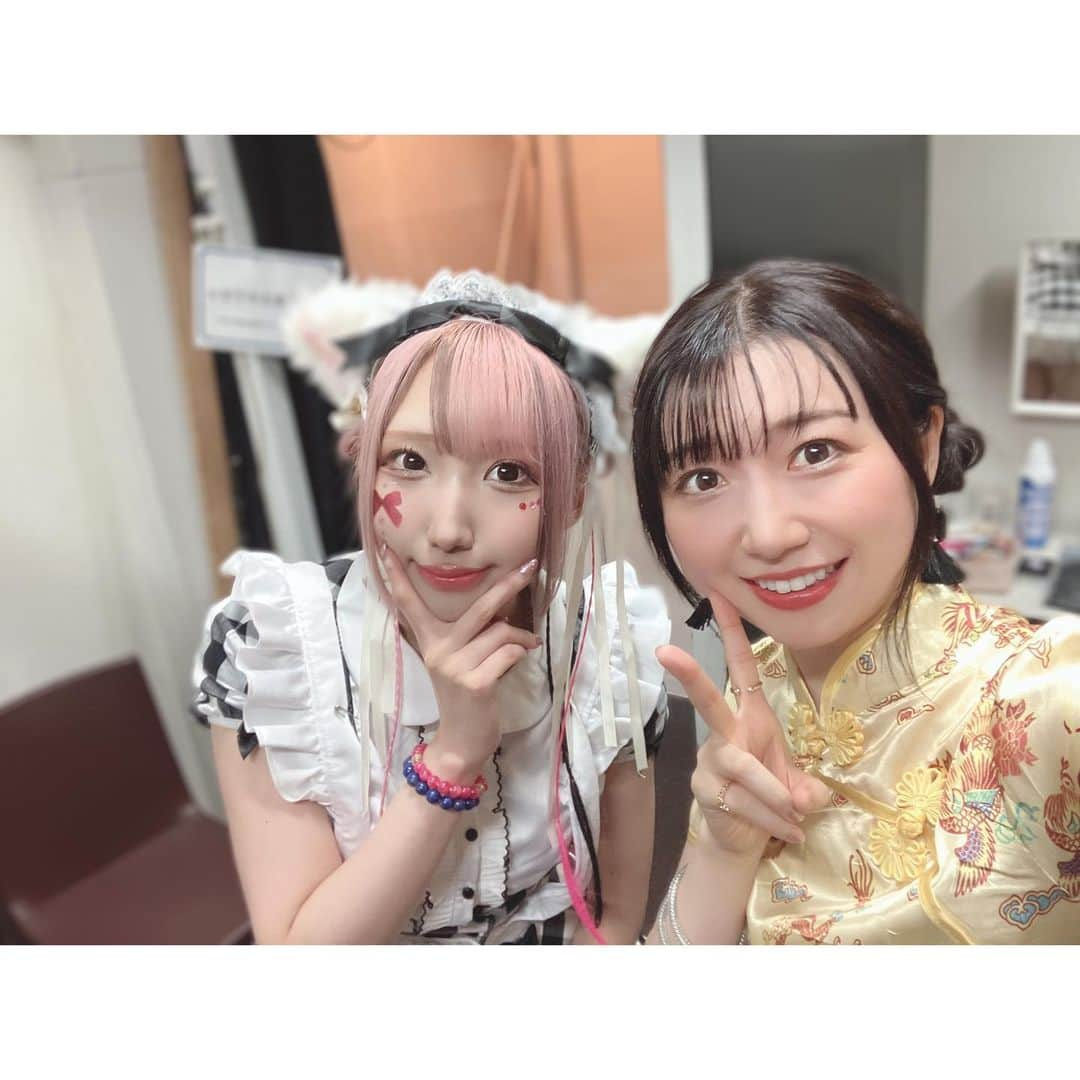 夏目樹里さんのインスタグラム写真 - (夏目樹里Instagram)「昨日は〜 MISSIWさん主催❣️ 🎃INFINITY FESTIVAL Vol.13～ハロウィンスペシャル～🎃でした！  平日の中、スペードボックス＆ハートランドに駆けつけてくれた皆さん、配信で楽しんでくれた皆さん、本当にありがとうございました〜🥳✌️  ライブ、めっちゃ楽しすぎたよ〜😍  衣装は初のチャイナドレスに挑戦😆🙌  みんな賑やか衣装でテーマパークみたいだった🤭  集合写真も楽屋写真も！ありがとうございました🥰  いつもMISSIWさんからたくさんのご縁をいただいてます🥹👏✨  💡昨日のライブの模様は ツイキャスプレミア配信で 11/7までアーカイブ視聴いただけます🥳（各会場1000円）  私が出演したハートランド配信は↓こちら↓ 是非チェックしてね〜🥰👏  https://twitcasting.tv/c:spadebox2015/shopcart/267545  🎃せっとりすと🎃 Dance Tribe DREAMS（カバー） BLACK&WHITE Love&Peace」11月1日 20時54分 - juri_azure