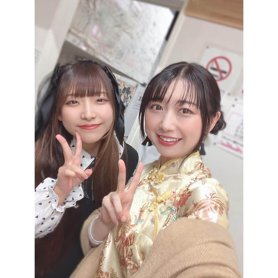夏目樹里さんのインスタグラム写真 - (夏目樹里Instagram)「昨日は〜 MISSIWさん主催❣️ 🎃INFINITY FESTIVAL Vol.13～ハロウィンスペシャル～🎃でした！  平日の中、スペードボックス＆ハートランドに駆けつけてくれた皆さん、配信で楽しんでくれた皆さん、本当にありがとうございました〜🥳✌️  ライブ、めっちゃ楽しすぎたよ〜😍  衣装は初のチャイナドレスに挑戦😆🙌  みんな賑やか衣装でテーマパークみたいだった🤭  集合写真も楽屋写真も！ありがとうございました🥰  いつもMISSIWさんからたくさんのご縁をいただいてます🥹👏✨  💡昨日のライブの模様は ツイキャスプレミア配信で 11/7までアーカイブ視聴いただけます🥳（各会場1000円）  私が出演したハートランド配信は↓こちら↓ 是非チェックしてね〜🥰👏  https://twitcasting.tv/c:spadebox2015/shopcart/267545  🎃せっとりすと🎃 Dance Tribe DREAMS（カバー） BLACK&WHITE Love&Peace」11月1日 20時54分 - juri_azure