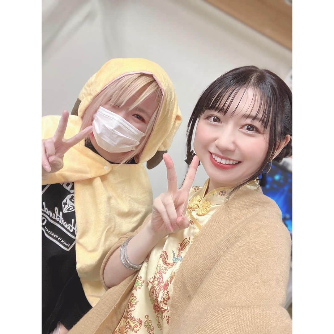 夏目樹里さんのインスタグラム写真 - (夏目樹里Instagram)「昨日は〜 MISSIWさん主催❣️ 🎃INFINITY FESTIVAL Vol.13～ハロウィンスペシャル～🎃でした！  平日の中、スペードボックス＆ハートランドに駆けつけてくれた皆さん、配信で楽しんでくれた皆さん、本当にありがとうございました〜🥳✌️  ライブ、めっちゃ楽しすぎたよ〜😍  衣装は初のチャイナドレスに挑戦😆🙌  みんな賑やか衣装でテーマパークみたいだった🤭  集合写真も楽屋写真も！ありがとうございました🥰  いつもMISSIWさんからたくさんのご縁をいただいてます🥹👏✨  💡昨日のライブの模様は ツイキャスプレミア配信で 11/7までアーカイブ視聴いただけます🥳（各会場1000円）  私が出演したハートランド配信は↓こちら↓ 是非チェックしてね〜🥰👏  https://twitcasting.tv/c:spadebox2015/shopcart/267545  🎃せっとりすと🎃 Dance Tribe DREAMS（カバー） BLACK&WHITE Love&Peace」11月1日 20時54分 - juri_azure