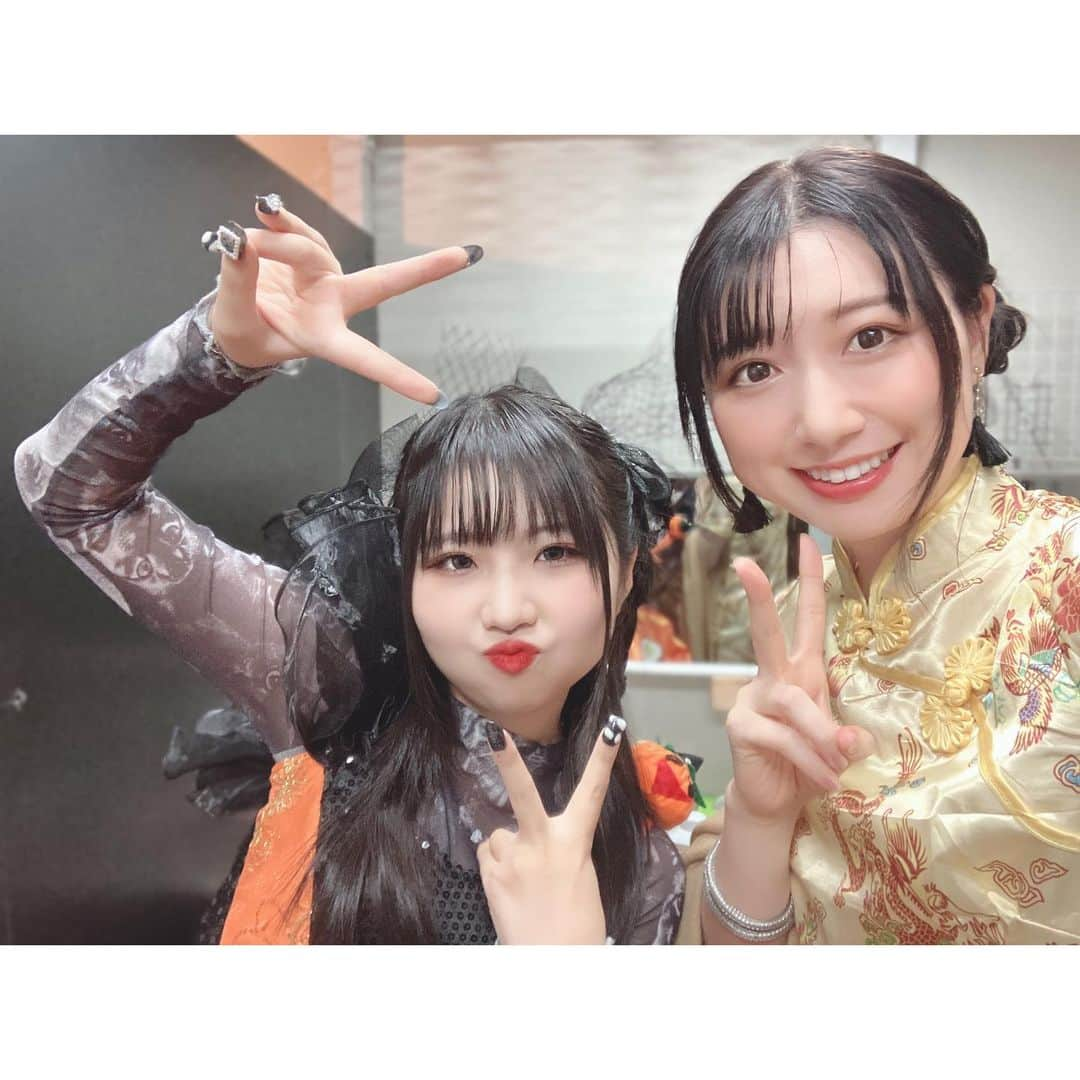 夏目樹里さんのインスタグラム写真 - (夏目樹里Instagram)「昨日は〜 MISSIWさん主催❣️ 🎃INFINITY FESTIVAL Vol.13～ハロウィンスペシャル～🎃でした！  平日の中、スペードボックス＆ハートランドに駆けつけてくれた皆さん、配信で楽しんでくれた皆さん、本当にありがとうございました〜🥳✌️  ライブ、めっちゃ楽しすぎたよ〜😍  衣装は初のチャイナドレスに挑戦😆🙌  みんな賑やか衣装でテーマパークみたいだった🤭  集合写真も楽屋写真も！ありがとうございました🥰  いつもMISSIWさんからたくさんのご縁をいただいてます🥹👏✨  💡昨日のライブの模様は ツイキャスプレミア配信で 11/7までアーカイブ視聴いただけます🥳（各会場1000円）  私が出演したハートランド配信は↓こちら↓ 是非チェックしてね〜🥰👏  https://twitcasting.tv/c:spadebox2015/shopcart/267545  🎃せっとりすと🎃 Dance Tribe DREAMS（カバー） BLACK&WHITE Love&Peace」11月1日 20時54分 - juri_azure