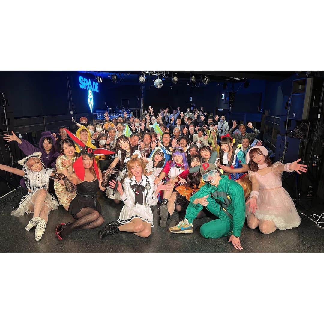 夏目樹里のインスタグラム：「昨日は〜 MISSIWさん主催❣️ 🎃INFINITY FESTIVAL Vol.13～ハロウィンスペシャル～🎃でした！  平日の中、スペードボックス＆ハートランドに駆けつけてくれた皆さん、配信で楽しんでくれた皆さん、本当にありがとうございました〜🥳✌️  ライブ、めっちゃ楽しすぎたよ〜😍  衣装は初のチャイナドレスに挑戦😆🙌  みんな賑やか衣装でテーマパークみたいだった🤭  集合写真も楽屋写真も！ありがとうございました🥰  いつもMISSIWさんからたくさんのご縁をいただいてます🥹👏✨  💡昨日のライブの模様は ツイキャスプレミア配信で 11/7までアーカイブ視聴いただけます🥳（各会場1000円）  私が出演したハートランド配信は↓こちら↓ 是非チェックしてね〜🥰👏  https://twitcasting.tv/c:spadebox2015/shopcart/267545  🎃せっとりすと🎃 Dance Tribe DREAMS（カバー） BLACK&WHITE Love&Peace」