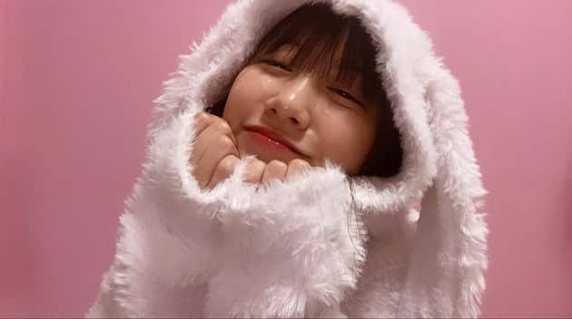 のインスタグラム：「飼ってくれ🐰 甘やかしてくれ🐰🥕💜  らびゅ‘`,、(๑´∀｀๑) ‘`,、’`,、  #🐰 #れれぴょん」