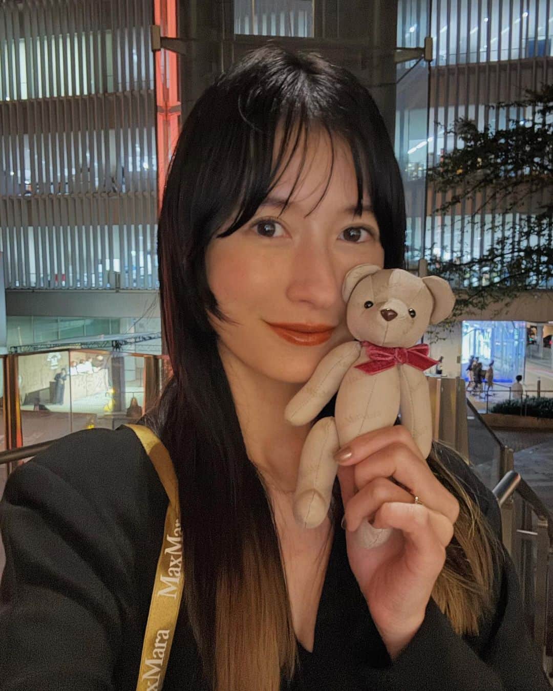 松本恵奈のインスタグラム：「Max Mara 10th Anniversaryイベントで クマさんget🐻 かわゆい♡  2枚目は自撮り中のゆりな。笑 #maxmara #teddyten」