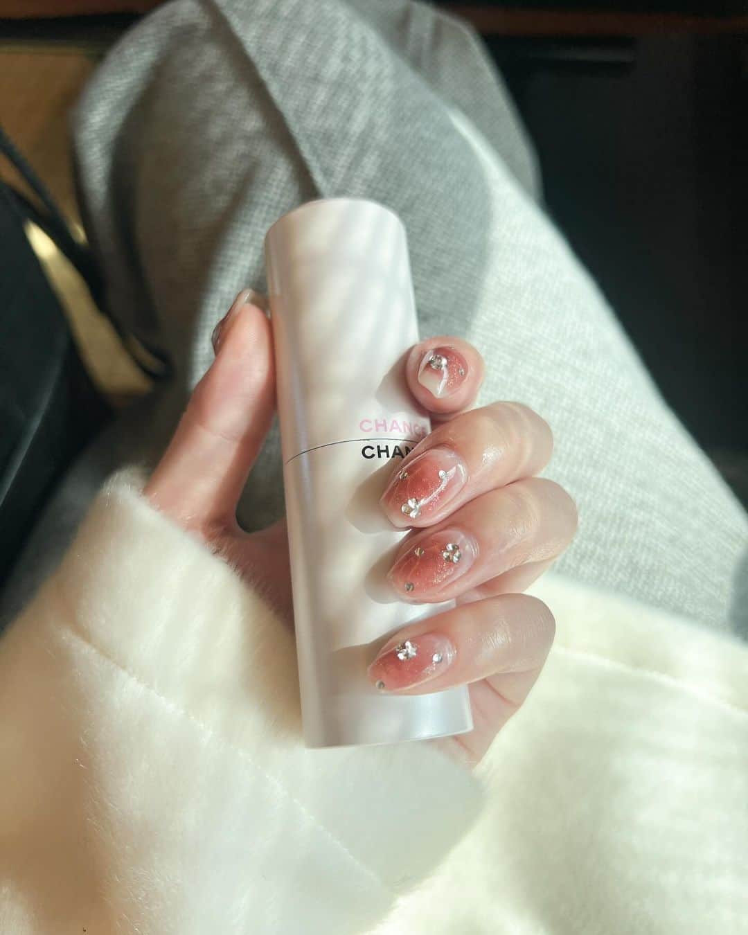 のインスタグラム：「new nail❤︎  シンプルなネイルが続いてたから久しぶりにカラーしてキラキラにした✨ 好評で嬉しい♡♡ 秋っぽく、ブラウンが入ったレッドみたいな、、🍂 チークネイルです💅🏻☺️  @a.l.u.m__rin さん♡ありがとうございます💐いつもお話し楽しいし、もうポドちゃんに会いたいし、施術がとっても早くて嬉しい🫶🏻」
