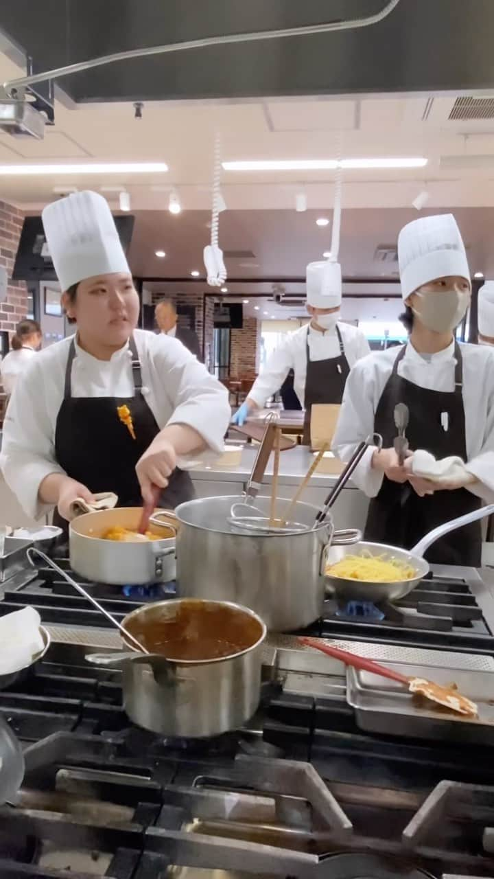 札幌ベルエポック製菓調理専門学校【公式】のインスタグラム：「🍳ベルズキッチン🍳  学内店舗販売！ 今回は調理師科1年生のランチボックスの 営業です。ベルエポックも後期に入り1年生たちも メキメキと上達してきました✨  入学した頃は基礎技術からのスタートでしたが、 日々成長しております🌱  今回はフードでしたが、スイーツ販売・カフェ販売も 行っていますので、皆さんぜひお越しください😋  #ベルエポック #北海道 #道産食材 #札幌ベルエポック製菓調理専門学校 #調理 #製菓調理 #調理実習 #料理 #料理作り記録  #料理好きな人繋がりたい #実習  #お菓子作り好きなひと繋がりたい #お菓子も料理もどっちも好き #専門学校 #専門学生 #製菓専門学校 #調理師 #料理人 #調理 #実習 #ベルズキッチン #沼田町 #パスタ #フォカッチャ」