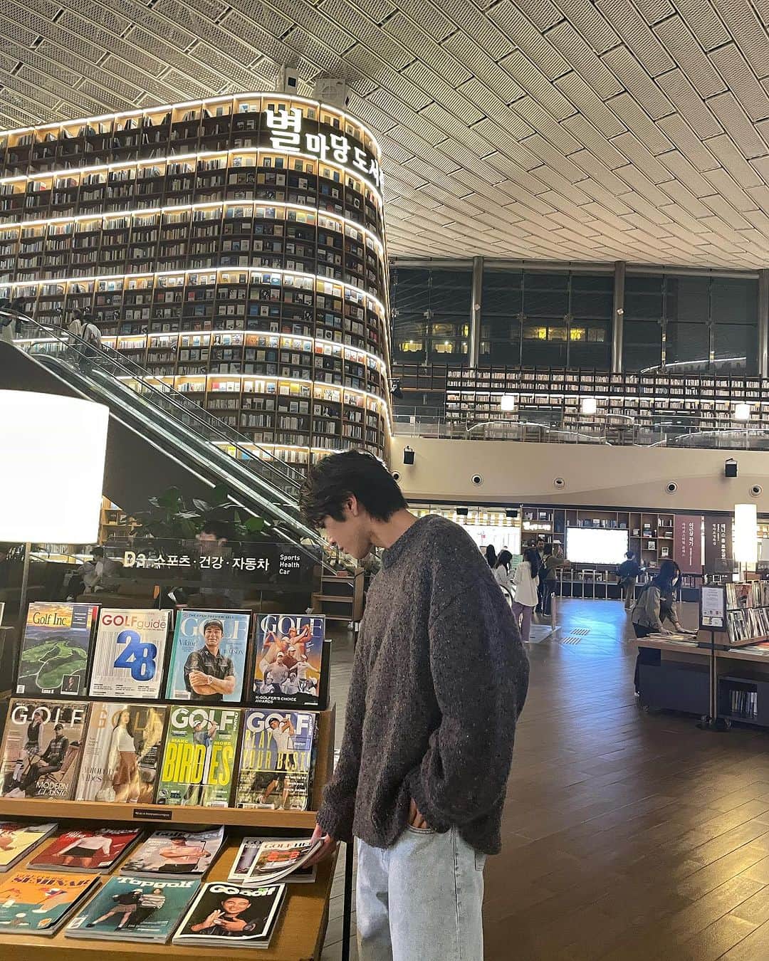 滝本海都のインスタグラム：「📚」