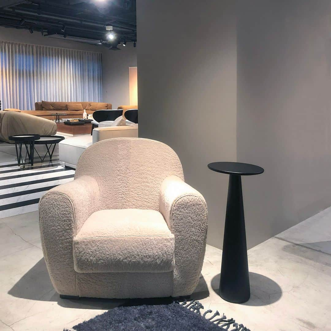 Baxter Japan / バクスター ジャパンのインスタグラム：「【 WORLDWIDE 2023 】 10/20 (fri) - 11/26 (sun) at. Baxter Tokyo  Armchair：AMBURGO BABY Side table：JOVE  2枚目 AMBURGO BABY / 3枚目 JOVE  AMBURGO BABYはMOUTON仕上げ。 温かみのある色で 安心感かつ華やかな印象になります。  〰〰〰〰〰〰〰〰〰〰〰〰〰〰〰  BAXTER JAPANとして３年ぶりの新作展、 「WORLDWIDE 2023」を開催しております。  MILANO SALONEで打ち出された今年のカラーパレットより 「AQUA MARIN」と「POWDER PINK」の2色のテーマ、 そして新しいOUTDOORのラインの3つのシーンを展開いたします。  〰〰〰〰〰〰〰〰〰〰〰〰〰〰〰  Baxter × 雨跡 「 Glossy and Matte 」 at Baxter TOKYO 10/20 (fri) - 11/26 (sun)  Baxterの人気の高いヌバック系のレザー（Matte）と 艶感の出るレザー（Glossy）の組み合わせを 日本人の自然観を象徴する 「光と影」に重ね合わせ 雨跡/AMARTに賛同する日本の工芸作家の作品と共に スタイリングした空間を創り上げます。  ※雨跡/AMART @amart.amahare とは、 雨晴/AMAHARE @amahare が手掛ける アートプロジェクトです。  ARTIST 赤木明登・池田優子・下尾和彦・下尾さおり・Shouya Grigg 辻野剛・ハタノワタル・船串篤司・宮城正幸  〰〰〰〰〰〰〰〰〰〰〰〰〰〰〰  ARTISTS 赤木明登 @nurimono_ 池田優子 @yuko_ikeda_pottery 下尾和彦 @shimookazuhiko 下尾さおり @saorishimoo Shouya Grigg @shouyagrigg 辻野剛 @takeshi_tsujino ハタノワタル @hatanowataru 船串篤司 @atsushifuna 宮城正幸 @miyagimasayuki  #赤木明登 #池田優子 #下尾和彦 #下尾さおり #辻野剛 #ハタノワタル #船串篤司 #宮城正幸  #baxter #baxterjapan #バクスター #雨跡2023 #雨跡 #amart #雨晴 #amahare #雨の日も晴れの日も #インテリア #interior #art #object #ライフスタイル #デザイン #ホテルライク #高級住宅 #ラグジュアリーインテリア  #elledecordesignwalk2023」