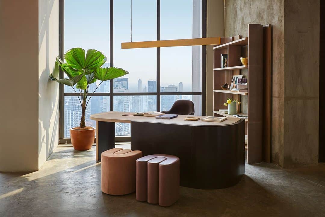 Baxterさんのインスタグラム写真 - (BaxterInstagram)「Have a look at some shots from Baxter pop up sky lounge at @moiehaus.id @regentjakarta 56th floor by @moieliving  ⁣⁣ #baxtermadeinitaly #moie #indonesia #jakarta #moodbook2023 #leather #design #interiordesign #madeinitaly #italy #luxury #interior #collection2023 #newcollection」11月1日 21時00分 - baxtermadeinitaly