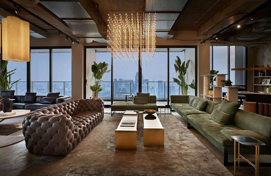 Baxterさんのインスタグラム写真 - (BaxterInstagram)「Have a look at some shots from Baxter pop up sky lounge at @moiehaus.id @regentjakarta 56th floor by @moieliving  ⁣⁣ #baxtermadeinitaly #moie #indonesia #jakarta #moodbook2023 #leather #design #interiordesign #madeinitaly #italy #luxury #interior #collection2023 #newcollection」11月1日 21時00分 - baxtermadeinitaly