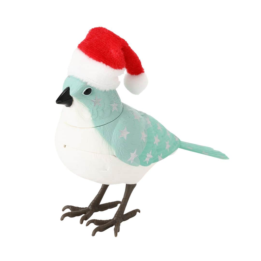 Francfrancさんのインスタグラム写真 - (FrancfrancInstagram)「＼お気に入りの🐥と迎えるクリスマス!?🎄️❤️／  ユーモラスな被り物にキュンとする、クリスマス限定バージョンのミュージックバードです！  クリスマスソングを歌うキュートな小鳥のオブジェ。  人感センサーが反応して鳥がさえずり、歌に合わせて首が動きます🐤  星柄のボディに、チキンやトナカイのかぶり物をかぶった、ユーモラスでスペシャル感たっぷりのデザイン🍖✨  オブジェとしてデスクに飾ったり クリップを使ってツリーやお気に入りの場所にとめたり 自由な楽しみ方でクリスマスを盛り上げるアイテムです！❤️  🎅収録曲（全6曲、順不同） 1.ジングルベル 2.WeWishYouAMerryChristmas 3.サンタが街にやってくる 4.winterwonderland 5.赤鼻のトナカイ 6.JoytotheWorld  ミュージックバード（クリスマス限定バージョン） ¥1,200（税込）  #francfranc #フランフラン #francfrancのある生活 #ミュージックバード #雑貨 #オブジェ #クリスマス準備 #クリスマス #クリスマス雑貨 #クリスマスインテリア #小鳥 #小鳥のいる生活」11月1日 21時00分 - francfranc_official