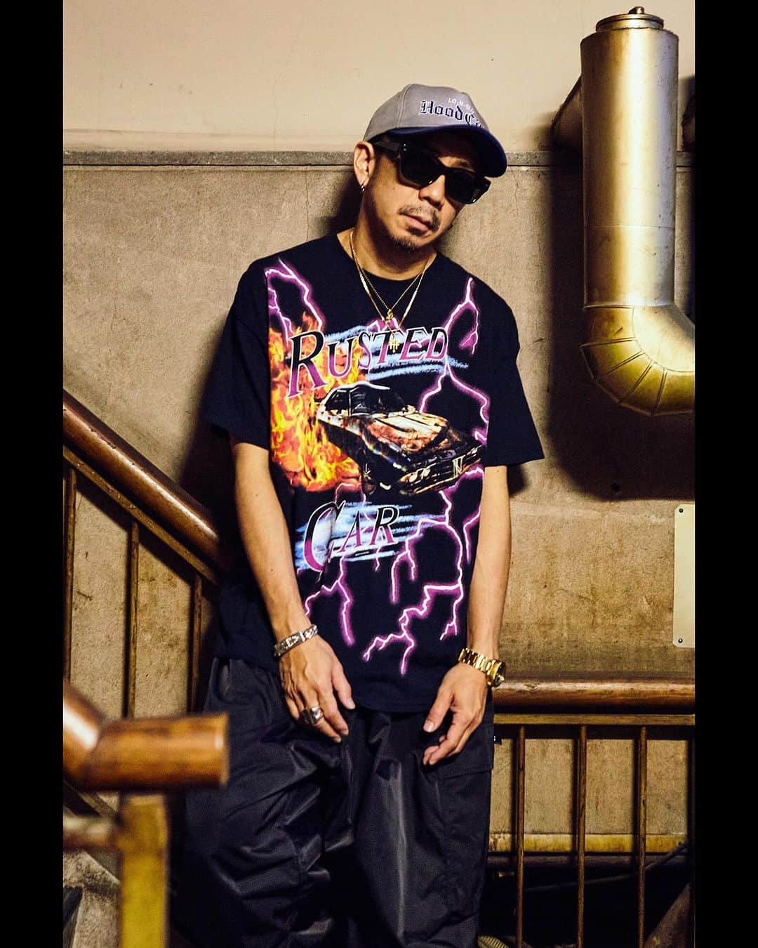 The BONEZのインスタグラム：「. 【Tour Goods 】  Rusted Car- Tee② このTシャツはなんと20版ものシルクスクリーンを使用！更に迫力を出す為に特大の版で製作‼︎ バンドのグッズの枠を飛び越え、アパレル業界の中でもやりすぎレベルのスペシャルTシャツになってます。  ※ボディーはウォッシュ加工されているので縮みが出ています  T$UYO$HI着用SIZE XL size Jesse着用SIZE XL size」