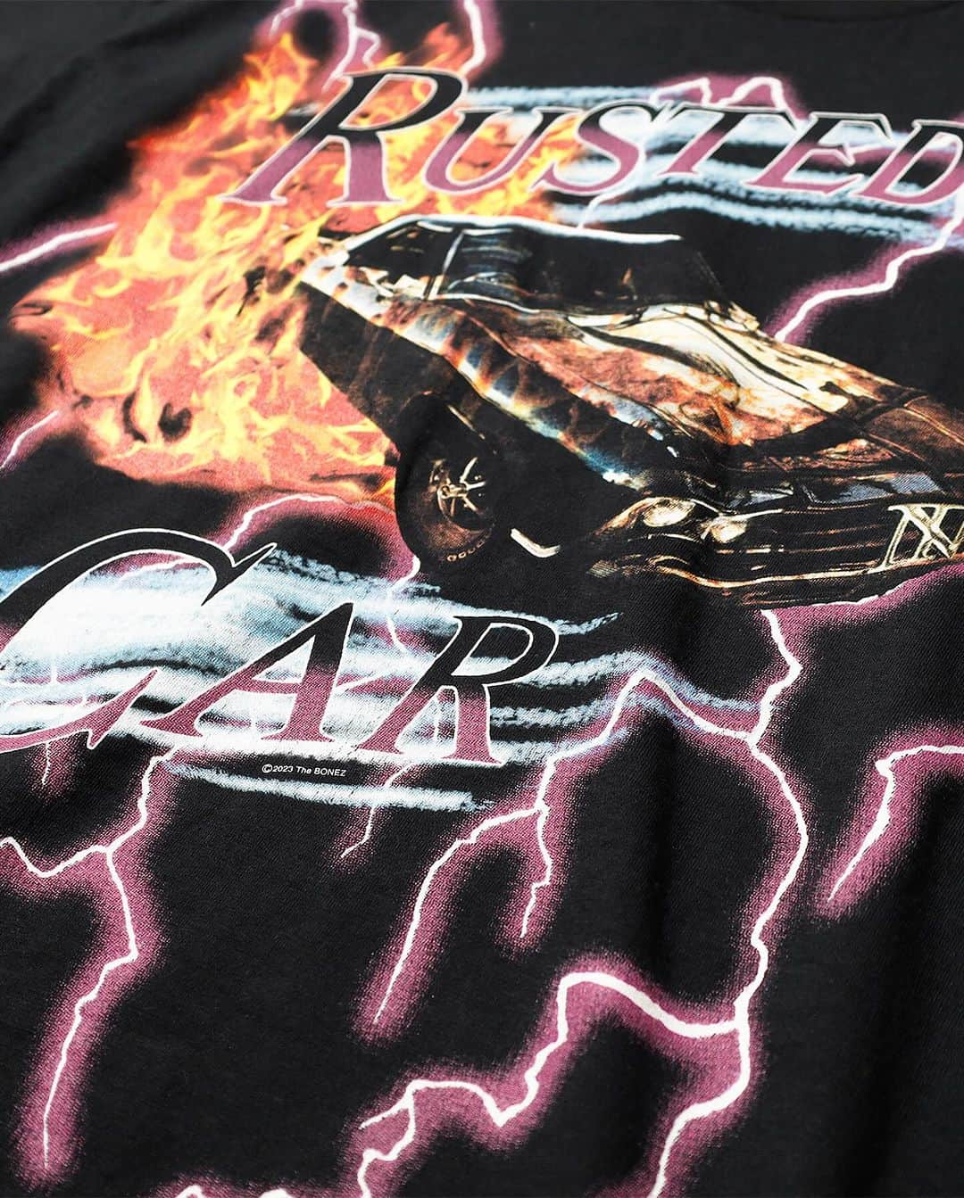 The BONEZさんのインスタグラム写真 - (The BONEZInstagram)「. 【Tour Goods 】  Rusted Car- Tee② このTシャツはなんと20版ものシルクスクリーンを使用！更に迫力を出す為に特大の版で製作‼︎ バンドのグッズの枠を飛び越え、アパレル業界の中でもやりすぎレベルのスペシャルTシャツになってます。  ※ボディーはウォッシュ加工されているので縮みが出ています  T$UYO$HI着用SIZE XL size Jesse着用SIZE XL size」11月1日 21時01分 - the____bonez