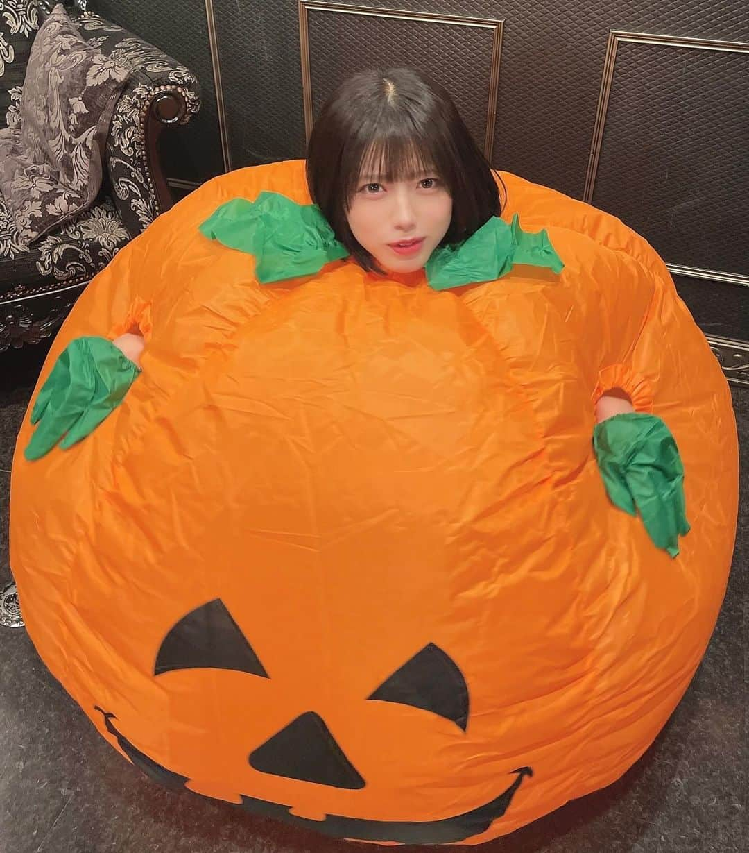 西野千明さんのインスタグラム写真 - (西野千明Instagram)「早く収穫してよ🎃 . #halloween #happyhalloween #カボチャ #かぼちゃ #南瓜 #パンプキン #🎃 #pumpkin #コスプレ #cosplay #インナーカラー #japan #idol #pwc #白キャン #真っ白なキャンバス #西野千明 #いいね #ボブ #ショートボブ #followｍe #instagood #fashion #like4like #ootd」11月1日 21時01分 - konnichaaaki