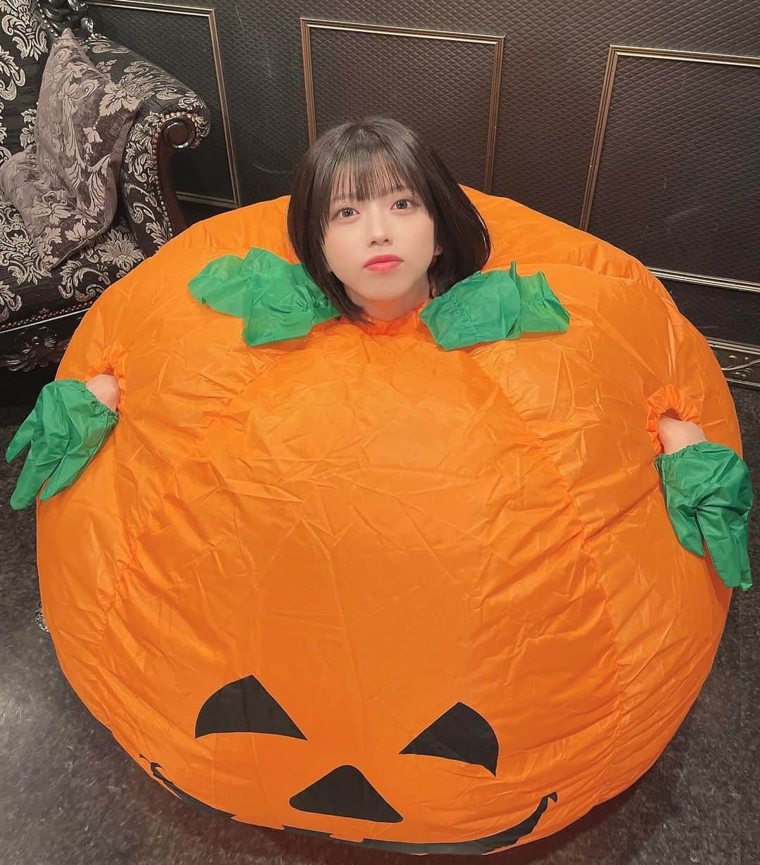 西野千明さんのインスタグラム写真 - (西野千明Instagram)「早く収穫してよ🎃 . #halloween #happyhalloween #カボチャ #かぼちゃ #南瓜 #パンプキン #🎃 #pumpkin #コスプレ #cosplay #インナーカラー #japan #idol #pwc #白キャン #真っ白なキャンバス #西野千明 #いいね #ボブ #ショートボブ #followｍe #instagood #fashion #like4like #ootd」11月1日 21時01分 - konnichaaaki