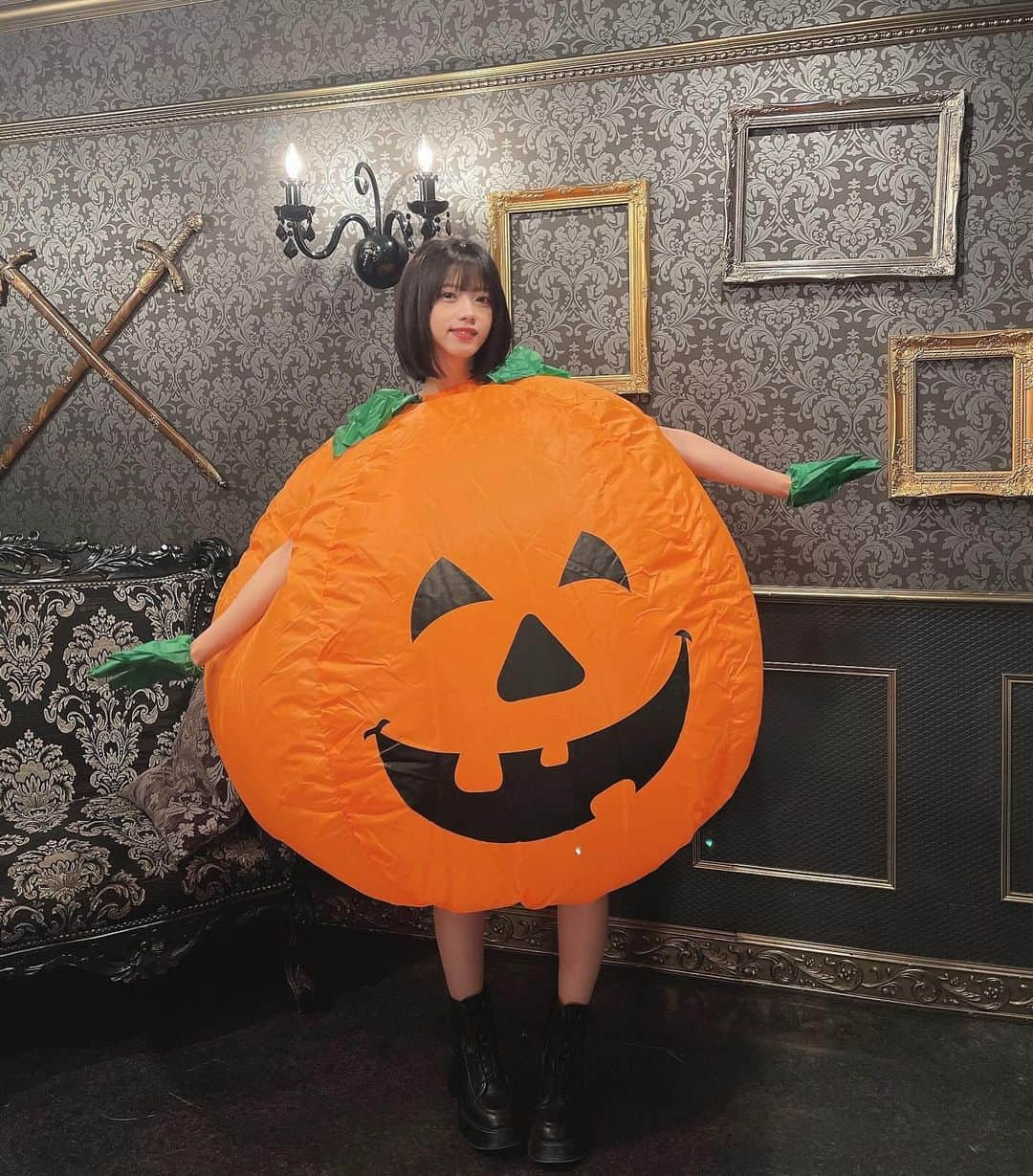 西野千明さんのインスタグラム写真 - (西野千明Instagram)「早く収穫してよ🎃 . #halloween #happyhalloween #カボチャ #かぼちゃ #南瓜 #パンプキン #🎃 #pumpkin #コスプレ #cosplay #インナーカラー #japan #idol #pwc #白キャン #真っ白なキャンバス #西野千明 #いいね #ボブ #ショートボブ #followｍe #instagood #fashion #like4like #ootd」11月1日 21時01分 - konnichaaaki