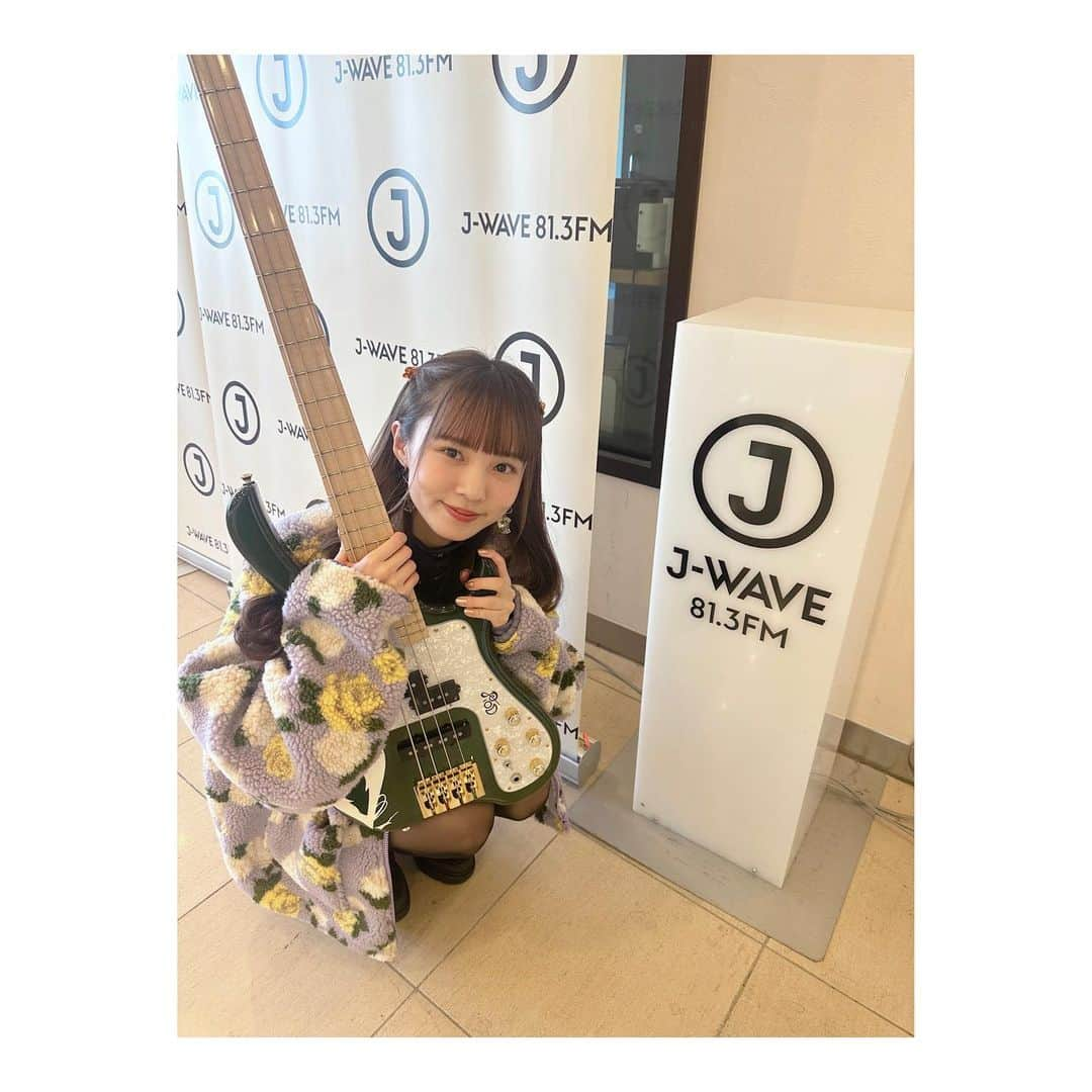 MINAさんのインスタグラム写真 - (MINAInstagram)「. GRAND MARQUEEありがとうございました💜 去年のベースの日振りにJ-WAVEさんに来れて嬉しかったです🩵 . 楽しかったあああ＾＾ タカノシンヤさん、Celeina Annさん！ ありがとうございました💐 . ちなみにベース徒競争はガチでやっても7センチでした🤣 圧倒的最下位！！笑 . I appeared on Japanese radio! I had a lot of fun🩵 #マーキー813 #jwave」11月1日 21時01分 - mina_gf_band