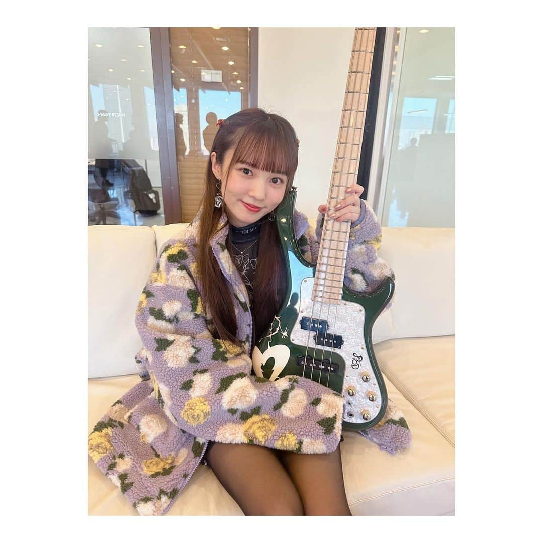 MINAのインスタグラム：「. GRAND MARQUEEありがとうございました💜 去年のベースの日振りにJ-WAVEさんに来れて嬉しかったです🩵 . 楽しかったあああ＾＾ タカノシンヤさん、Celeina Annさん！ ありがとうございました💐 . ちなみにベース徒競争はガチでやっても7センチでした🤣 圧倒的最下位！！笑 . I appeared on Japanese radio! I had a lot of fun🩵 #マーキー813 #jwave」