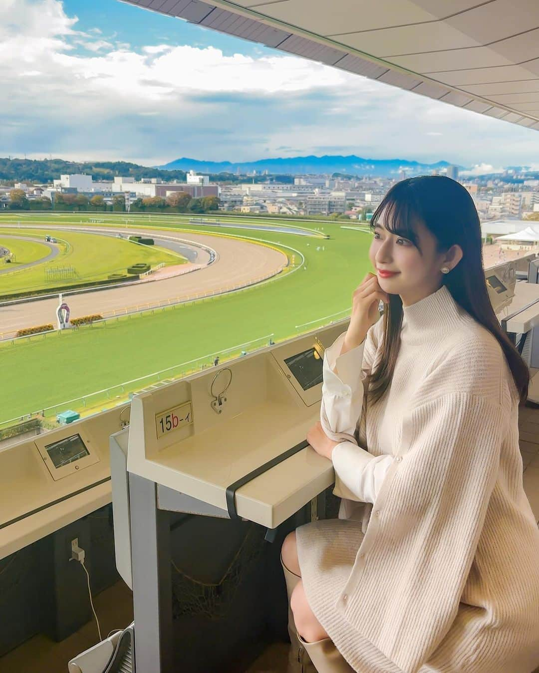 日野礼香のインスタグラム：「天皇賞秋💜 まちこちゃんと行ってきたよ☺️ なかなか当てられなかったけど楽しかったー！ 次はもっとちゃんと勉強して行きたいな🐴  #天皇賞 #天皇賞秋 #天皇賞秋2023 #競馬 #競馬女子 #東京競馬場」