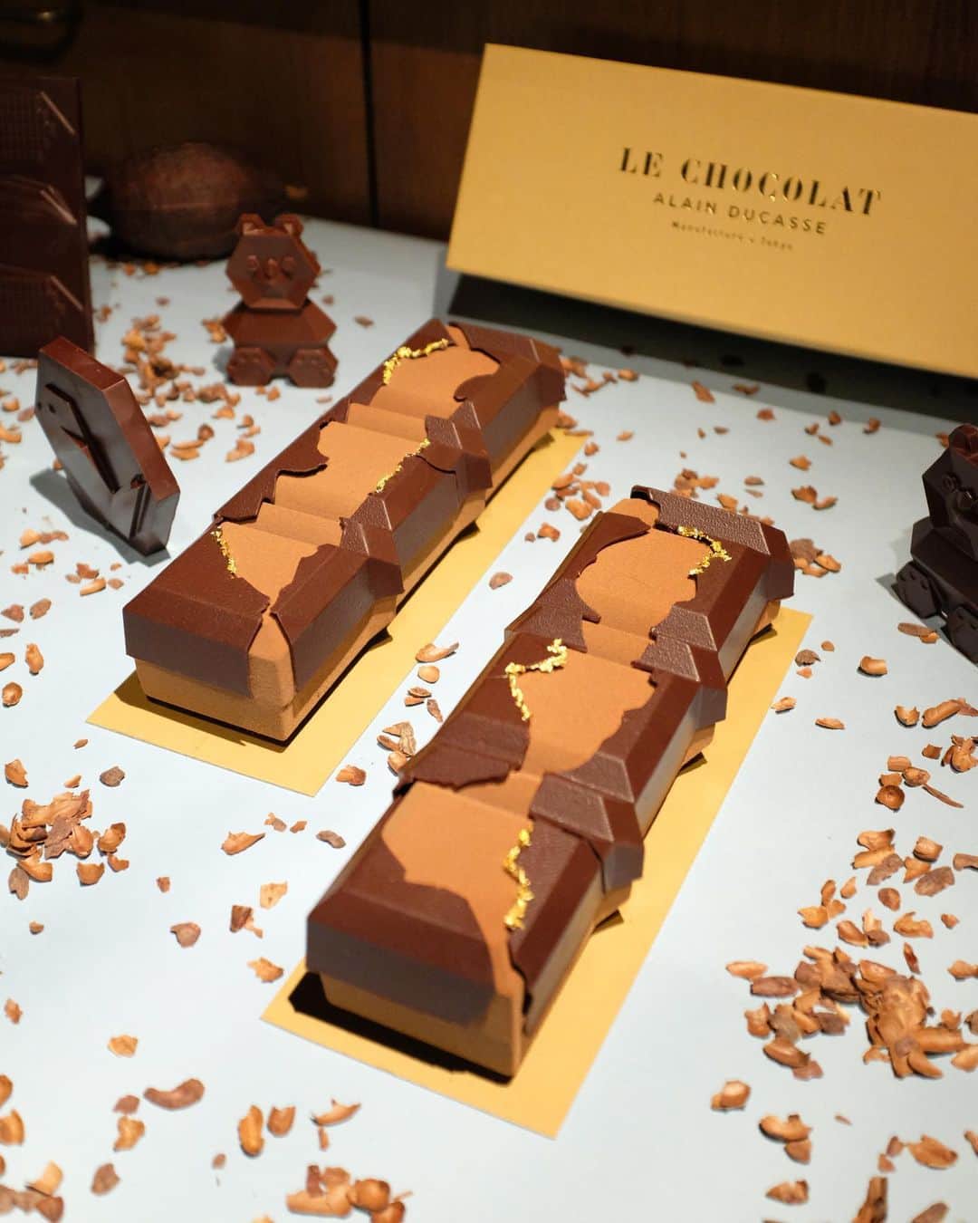 斉藤アリスさんのインスタグラム写真 - (斉藤アリスInstagram)「Le Chocolat Alain Ducasse ル・ショコラ・アラン・デュカス  @lechocolatalainducassejapan   12月25日までのアフタヌーンティー🎄 「ル・グテ・ド・ノエル」が今年も登場。  スパイスやナッツをたくさん使っているから チョコ尽くしでも全然くどくない✨ 塩味や酸味のバランスも完璧💛 毎年めちゃくちゃ美味しい😍  期間：11月30日〜12月25日 (前日12:00までに要予約) 価格：平日 6,500円、土日祝 7,000円 ※ 日本橋の東京工房と六本木のサロン限定。 事前予約必須。2名から予約可。  今年のクリスマスは「ショコラ工房の物語」がテーマ。 こぐまのショコラ、六角形のクリスマスツリー、 ショコラとピスタチオのガレットデロワなど。 かわいくて上品なスイーツがたくさん❣️  金継ぎ”からインスピレーションを得た 金箔のクリスマスケーキは、 11月1日から予約スタートです🌟 （12月23日・24日に受け渡し）  #lechocolatalainducasse  #ルショコラアランデュカス #チョコ #ショコラ #ルショコラアランデュカス東京工房  #アランデュカス #チョコレート #chocolate #アフタヌーン #AfternoonTea #afternoon #日本橋カフェ #東京カフェ #カフェ巡り #nihonbashi #roppongihills #roppongicafe #六本木カフェ #roppongi #アフタヌーンティー #クリスマス限定 #ヌン活」11月1日 21時12分 - cafeali