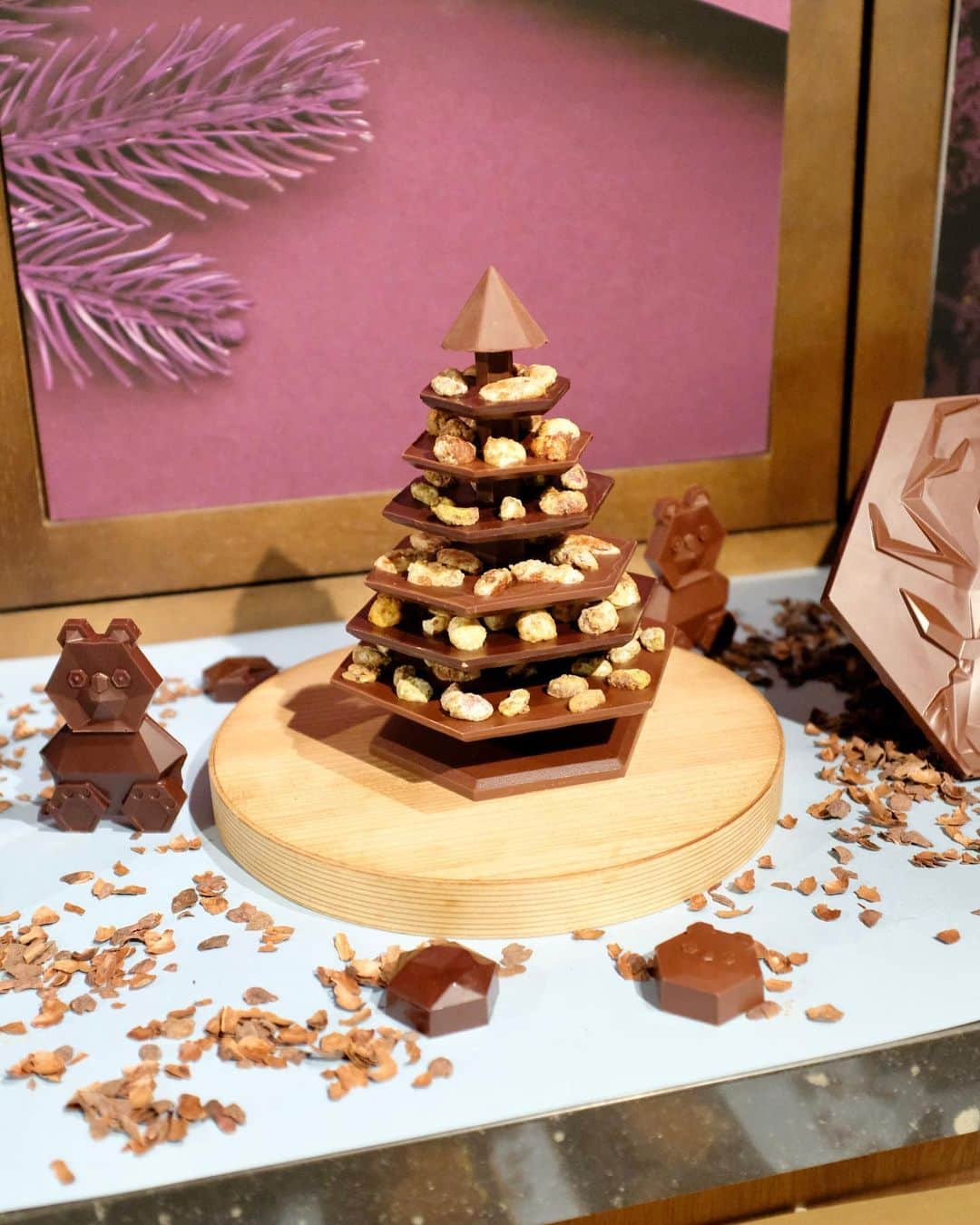 斉藤アリスのインスタグラム：「Le Chocolat Alain Ducasse ル・ショコラ・アラン・デュカス  @lechocolatalainducassejapan   12月25日までのアフタヌーンティー🎄 「ル・グテ・ド・ノエル」が今年も登場。  スパイスやナッツをたくさん使っているから チョコ尽くしでも全然くどくない✨ 塩味や酸味のバランスも完璧💛 毎年めちゃくちゃ美味しい😍  期間：11月30日〜12月25日 (前日12:00までに要予約) 価格：平日 6,500円、土日祝 7,000円 ※ 日本橋の東京工房と六本木のサロン限定。 事前予約必須。2名から予約可。  今年のクリスマスは「ショコラ工房の物語」がテーマ。 こぐまのショコラ、六角形のクリスマスツリー、 ショコラとピスタチオのガレットデロワなど。 かわいくて上品なスイーツがたくさん❣️  金継ぎ”からインスピレーションを得た 金箔のクリスマスケーキは、 11月1日から予約スタートです🌟 （12月23日・24日に受け渡し）  #lechocolatalainducasse  #ルショコラアランデュカス #チョコ #ショコラ #ルショコラアランデュカス東京工房  #アランデュカス #チョコレート #chocolate #アフタヌーン #AfternoonTea #afternoon #日本橋カフェ #東京カフェ #カフェ巡り #nihonbashi #roppongihills #roppongicafe #六本木カフェ #roppongi #アフタヌーンティー #クリスマス限定 #ヌン活」