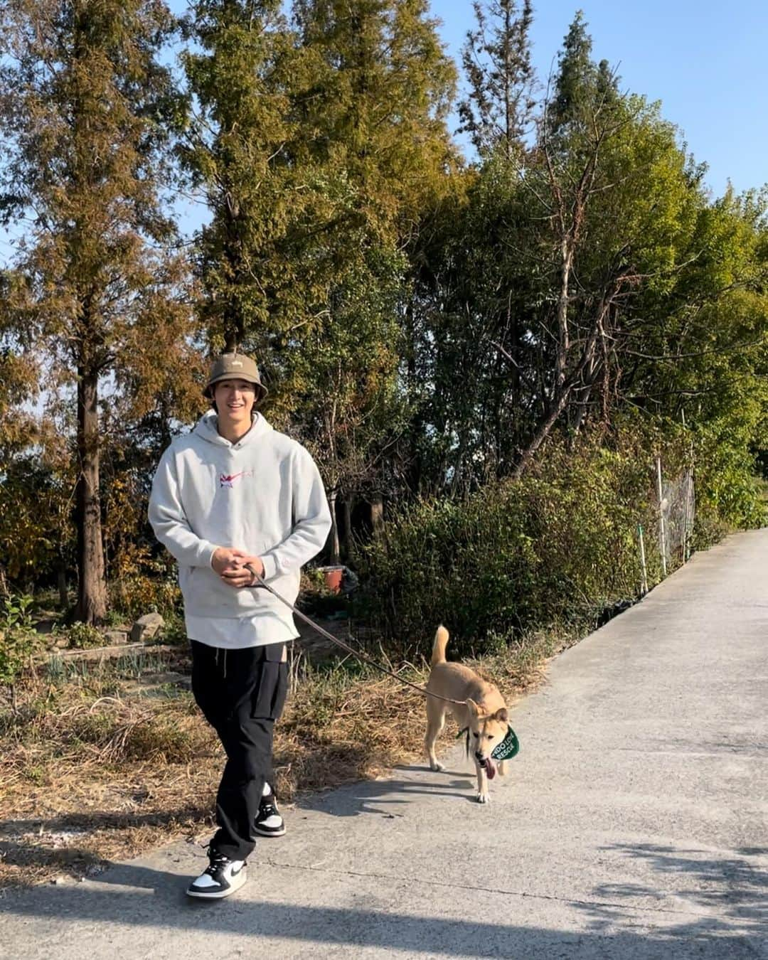 イ・ギウのインスタグラム：「🙋🏻‍♂️ 사지 말고 입양하세요. 펫샵의 지옥 같은 이면을 보았다면 절대 살 수 없을 것입니다. 어머의 젖을 채 떼기도 전에 쇼윈도 안의 상품이 되어버린 아이들은 건강상으로 어떤 결점을 가지고 있을지 성격적으로 부모견의 어떤 성향이 유전되어 띄게 될지 전혀 알 수 없는 시기의 꼬물이입니다.  이곳 아이들처럼 밝고 사람에게나 다른 강아지들에게 친근한 좋은 사회성의 아이들이 보호시설엔 참 많습니다. 세상 하나뿐인 믹스견 유기견을 따뜻하게 바라봐 주세요.  #사지마세요입양하세요  #유기견에서반려견으로  #유기동물 #편견없는세상 #adoptdontshop  #부부봉사 #테디차차네 #oneandonly」