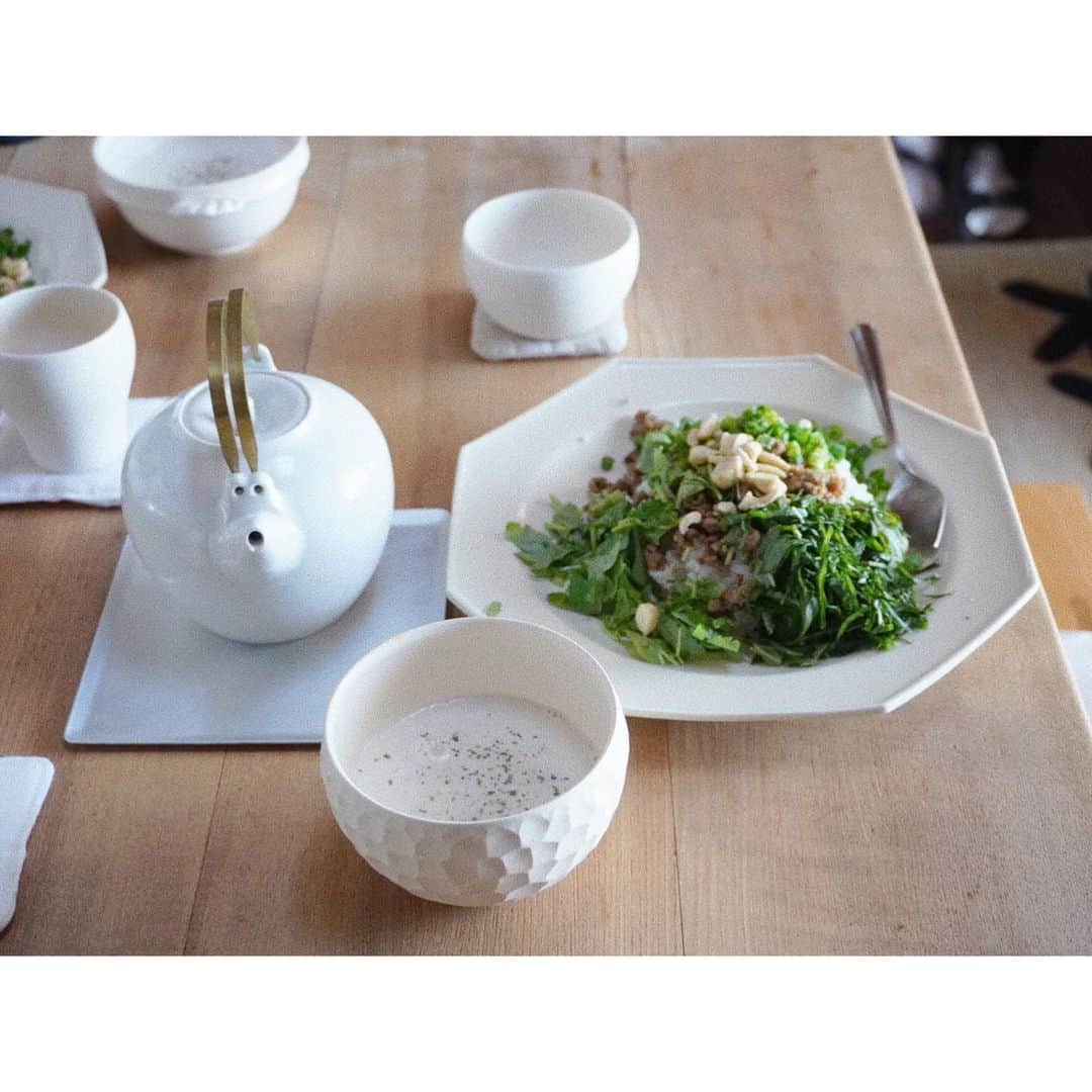ito no otoのインスタグラム：「--  今日は数年ぶりに 友人宅へ。  素敵なおもてなしをさらっとしちゃう友人。 本当に尊敬してます！いつもありがとう。  お料理もデザートも最高すぎて(本当に美味しい！) 皆んなで楽しく笑って、食べて、話して、 本当に癒されました。  はじめましての👶🏻も♡ 愛おしくて愛おしくて。 成長が楽しみで仕方ない おばあちゃんの気持ち、笑。  -- #おうちカフェ#友人宅#家#日々#日々のこと#日々の記録」