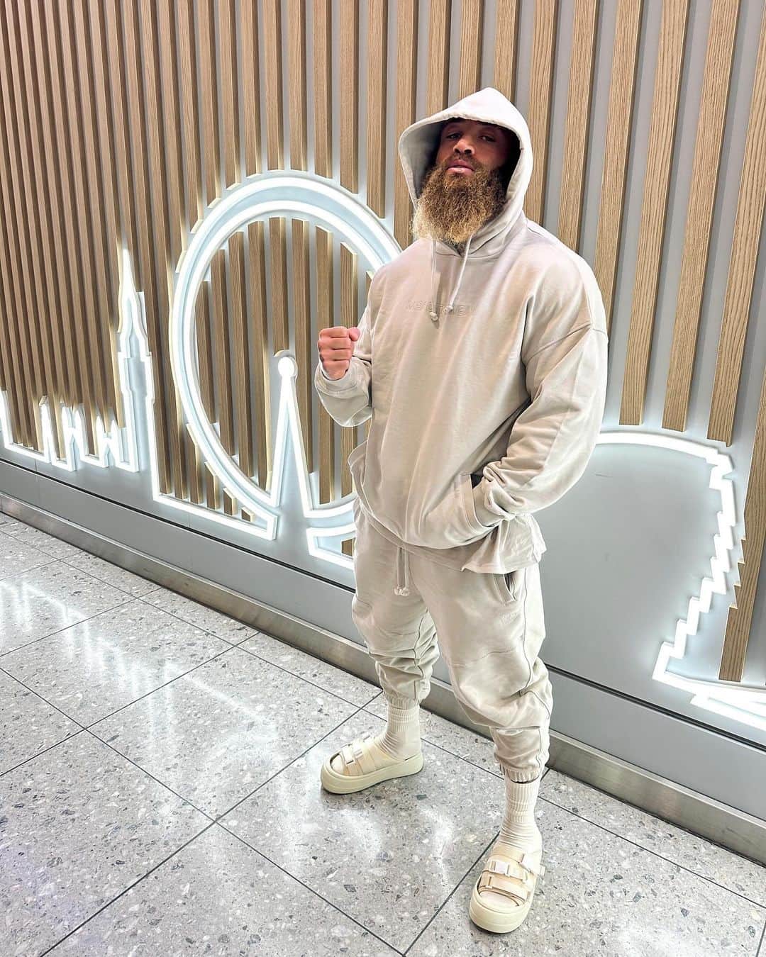 アシュリー・ケインさんのインスタグラム写真 - (アシュリー・ケインInstagram)「LHR 🇬🇧 ✈️ SNN 🇮🇪  Quick flight today for meetings and venue/location visits for something next summer that will offer my community a mentally, physically and spiritually developing and fortifying experience.  𝙏𝙝𝙚 𝙢𝙚𝙖𝙣𝙞𝙣𝙜 𝙤𝙛 𝙡𝙞𝙛𝙚 𝙞𝙨 𝙩𝙤 𝙛𝙞𝙣𝙙 𝙮𝙤𝙪𝙧 𝙜𝙞𝙛𝙩. 𝙏𝙝𝙚 𝙥𝙪𝙧𝙥𝙤𝙨𝙚 𝙤𝙛 𝙡𝙞𝙛𝙚 𝙞𝙨 𝙩𝙤 𝙜𝙞𝙫𝙚 𝙞𝙩 𝙖𝙬𝙖𝙮.  Have a great day my people - Let's Go Champs! ✊🏾🧡  Ps.. Use code 𝗖𝗔𝗜𝗡 for 50% off almost everything at @myprotein this week including this rest day hoodie, bottoms and T 🫡」11月1日 21時08分 - mrashleycain