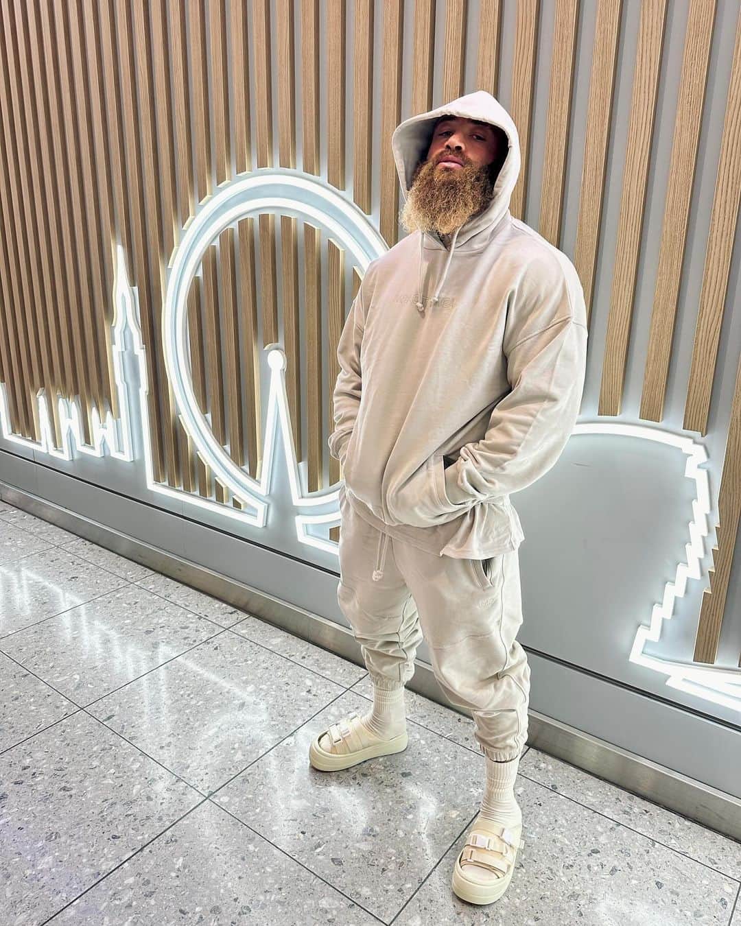 アシュリー・ケインさんのインスタグラム写真 - (アシュリー・ケインInstagram)「LHR 🇬🇧 ✈️ SNN 🇮🇪  Quick flight today for meetings and venue/location visits for something next summer that will offer my community a mentally, physically and spiritually developing and fortifying experience.  𝙏𝙝𝙚 𝙢𝙚𝙖𝙣𝙞𝙣𝙜 𝙤𝙛 𝙡𝙞𝙛𝙚 𝙞𝙨 𝙩𝙤 𝙛𝙞𝙣𝙙 𝙮𝙤𝙪𝙧 𝙜𝙞𝙛𝙩. 𝙏𝙝𝙚 𝙥𝙪𝙧𝙥𝙤𝙨𝙚 𝙤𝙛 𝙡𝙞𝙛𝙚 𝙞𝙨 𝙩𝙤 𝙜𝙞𝙫𝙚 𝙞𝙩 𝙖𝙬𝙖𝙮.  Have a great day my people - Let's Go Champs! ✊🏾🧡  Ps.. Use code 𝗖𝗔𝗜𝗡 for 50% off almost everything at @myprotein this week including this rest day hoodie, bottoms and T 🫡」11月1日 21時08分 - mrashleycain