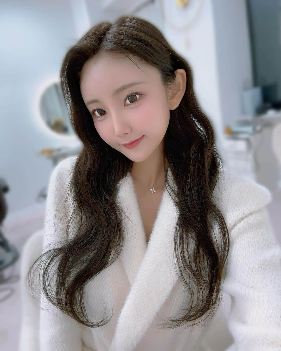 桜庭えれなさんのインスタグラム写真 - (桜庭えれなInstagram)「・ 韓国のヘアメイクサロンに行ってきた~💄  韓国アイドル風メイク💄してもらったよーっ😳 いつもと違う雰囲気で気分もﾙﾝ♪🧚🏻‍♀️💕  自分でもこんなメイク出来るようになりたいなぁ🥺笑  日本語を話せる方もいて、 対応もスムーズにして頂けたので とっても良かったし、沢山お話もしてもらえて 凄く楽しい時間でした🫶🏻  @diod_leechan  @diod_jp.makeup   #韓国#韓国旅行#韓国メイク#ヘアサロン」11月1日 21時08分 - erena_1102