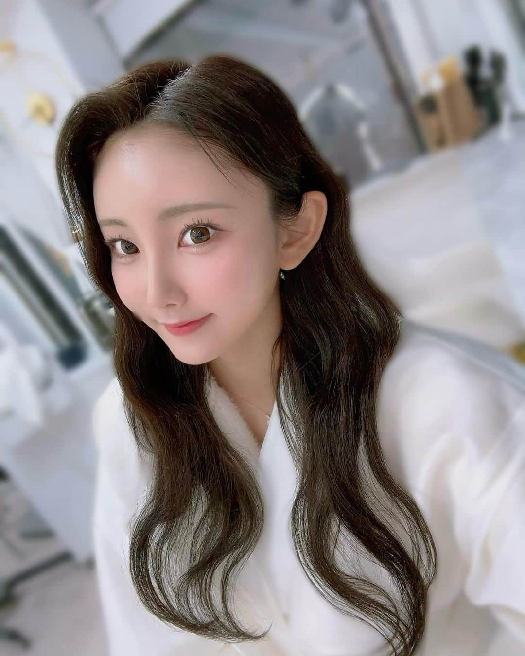 桜庭えれなさんのインスタグラム写真 - (桜庭えれなInstagram)「・ 韓国のヘアメイクサロンに行ってきた~💄  韓国アイドル風メイク💄してもらったよーっ😳 いつもと違う雰囲気で気分もﾙﾝ♪🧚🏻‍♀️💕  自分でもこんなメイク出来るようになりたいなぁ🥺笑  日本語を話せる方もいて、 対応もスムーズにして頂けたので とっても良かったし、沢山お話もしてもらえて 凄く楽しい時間でした🫶🏻  @diod_leechan  @diod_jp.makeup   #韓国#韓国旅行#韓国メイク#ヘアサロン」11月1日 21時08分 - erena_1102