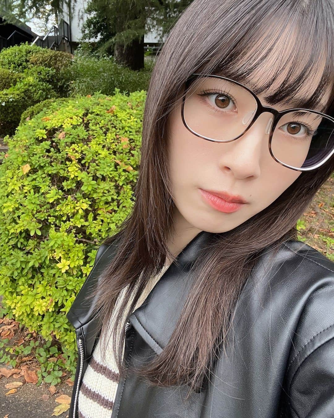 うちだゆうほのインスタグラム：「ストーリーで眼鏡好評👓ガチ眼鏡👓  右だけ視力悪すぎてめちゃくちゃ目小さくなる👀」