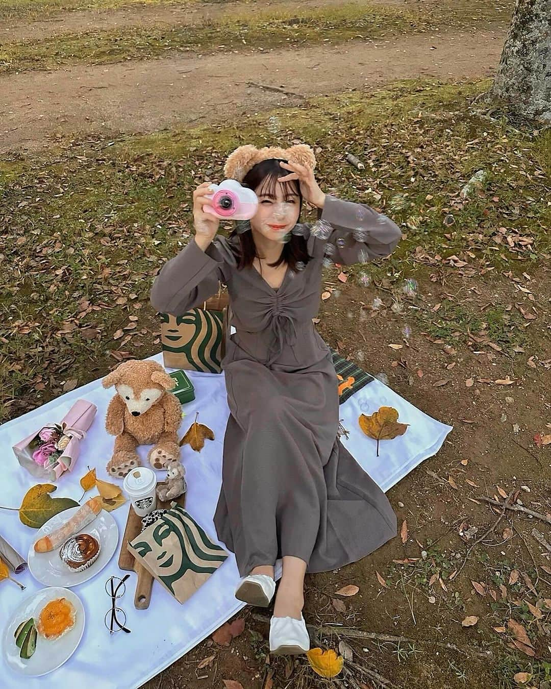 横田亜美さんのインスタグラム写真 - (横田亜美Instagram)「. 秋ピク🍂☕️🤎 夕方にしたから肌寒かった〜 . もう秋だから色々秋色に🍃 . @aimerfeel_official の 脇高ブラは可愛いのにホールドも しっかりしてて使いやすい◎ . カラバリが多いのもびっくり🫢 . 🔗 https://result-track.influencer.linkshare.ne.jp/tracking/1209/839 . . #PR #秋 #ピクニック #秋コーデ #秋服コーデ #下着 #新宿御苑 #新宿 #ダッフィー #ダッフィーコーデ #ダッフィーフレンズ #aimerfeel」11月1日 21時09分 - amimi0218