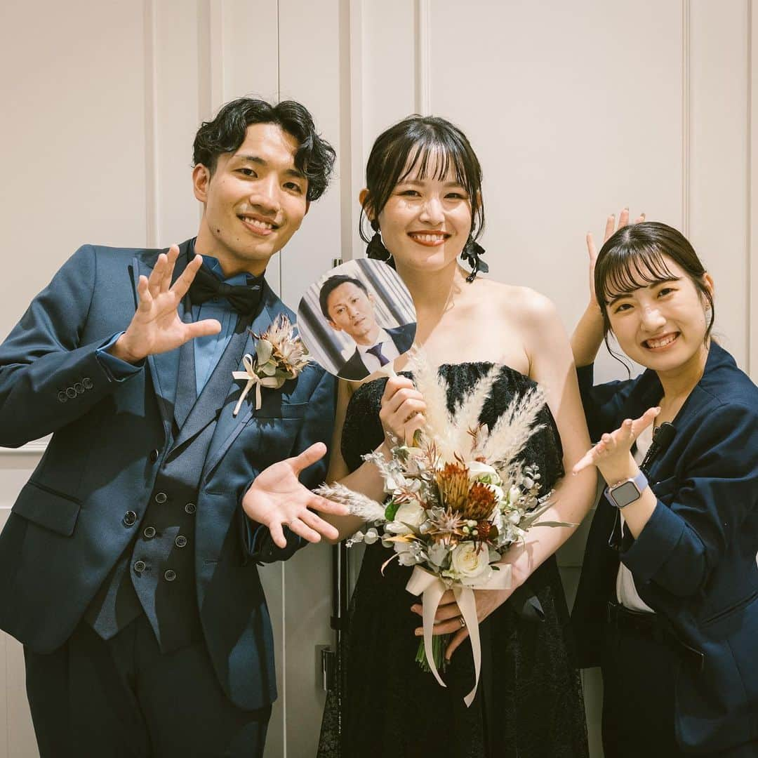 アルカンシエル南青山さんのインスタグラム写真 - (アルカンシエル南青山Instagram)「【Wedding Photo Wish Staff❁】 ・ アルカンシエル南青山にて結婚式を迎えられたお2人♡ ・ 打ち合わせの時からいつも笑顔なおふたり✨ 結婚式当日はおふたりらしく楽しく笑顔あふれる そんなお時間に！ ・ ドレスの色にみんなびっくり！ ゲストへのサプライズは大成功でした🎉 ゲスト全員が記憶に残るそんな一日となりました ・ 結びにおふたりと担当プランナーでお写真を撮らせていただきました📸 実は当日写真撮影できないプランナーのために専用うちわを作成✨ ・ この度はご結婚誠におめでとうございます！！♡  . .................................. 南青山で🌱光×水×緑🌿 を感じられる結婚式場🕊✴︎ . 『感謝を、式のまんなかに。』をテーマに 自然体で感謝が伝わる結婚式の事例を紹介💛 . 👇🏻をタップ🌈👣 @arcenciel.minamiaoyama ......................................  #スタッフ写真  #結婚式フォト  #ウエディングフォト  #オリジナルフォト  #ウエディングレポート #ウエディングレポ #アルカンシエル #アルカンシエル南青山 #アルカン花嫁 #東京花嫁 #東京プレ花嫁 #東京ウェディング #東京結婚式 #表参道花嫁 #表参道プレ花嫁 #表参道ウェディング #表参道結婚式 #ナチュラルウェディング #日本中のプレ花嫁さんと繋がりたい #感謝を式のまんなかに #2023冬婚 #2024春婚 #2024夏婚  #2024秋婚」11月1日 21時09分 - arcenciel.minamiaoyama