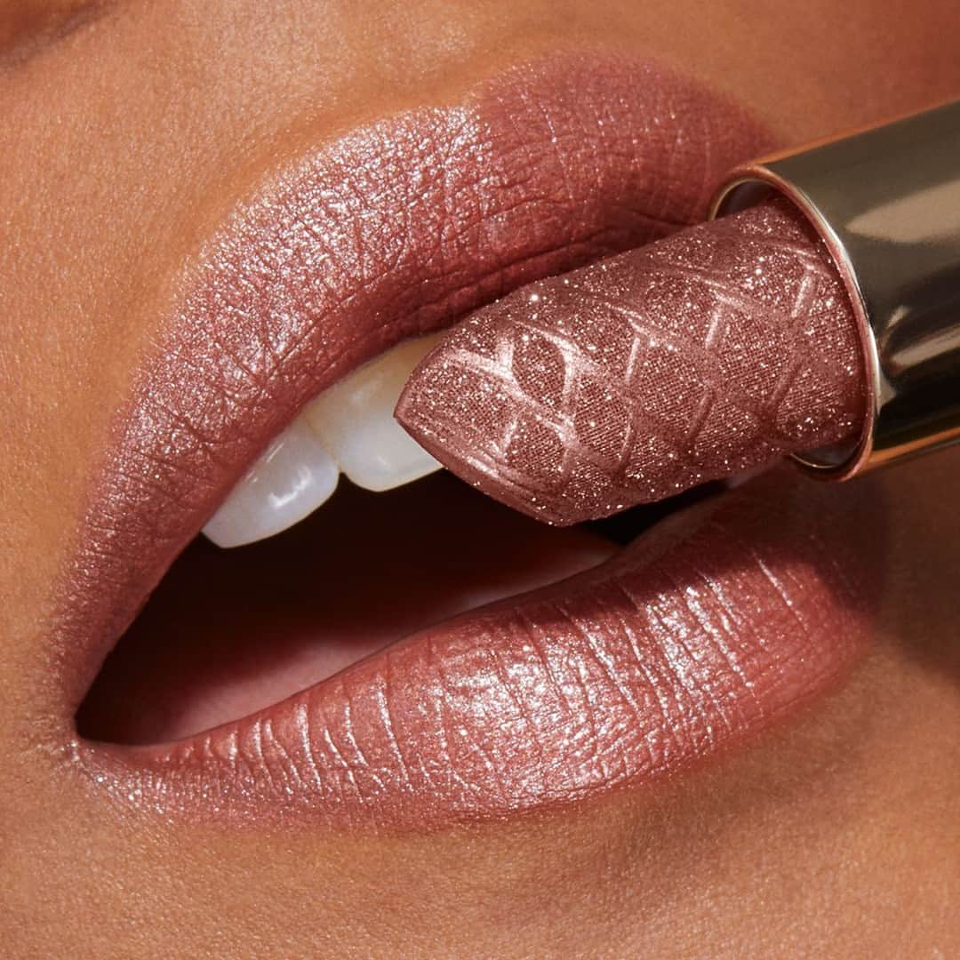 KIKO MILANOのインスタグラム：「🎄 Getting into the Christmas spirit? Dive into the festive vibes with our #KIKOHolidayPremiere Sparkling Lipstick! Infused with a gingerbread scent, it leaves a dazzling coat of glitter on your lips! Get ready to sparkle and shine all season long! 💄✨ ⁣ ⁣ #KIKOLips #liplook #sparklinglipstick #creamylipstick #shinylips⁣ ⁣ Shade 01⁣」