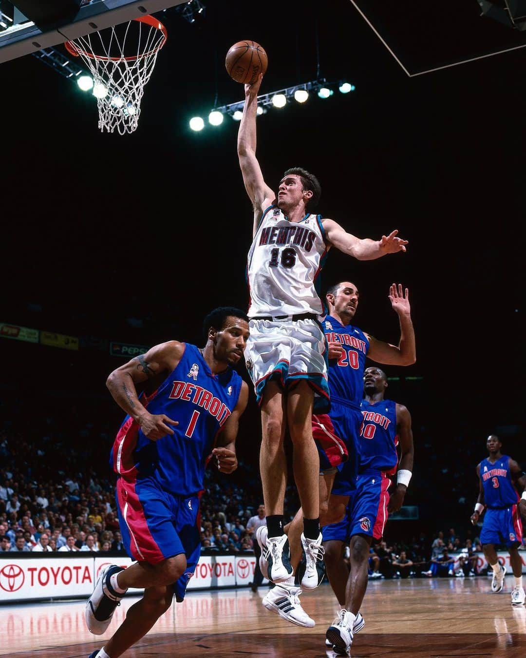 パウ・ガソルのインスタグラム：「Swipe ➡️ to see a 21-year-old Pau Gasol make his NBA debut for the Grizzlies on this day in 2001 👏🇪🇸」