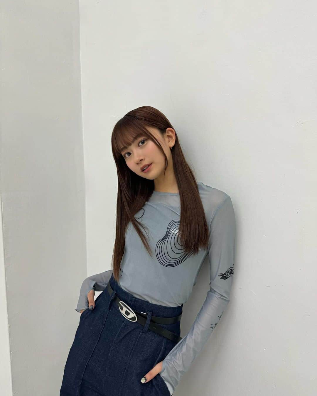 水戸由菜のインスタグラム：「・ 👖🩶  今日から11月だねｰ 1年早いよどんどん寒くなってくるかながんばろううう  tops: @emoda_official  denim: @emoda_official  belt: @diesel」