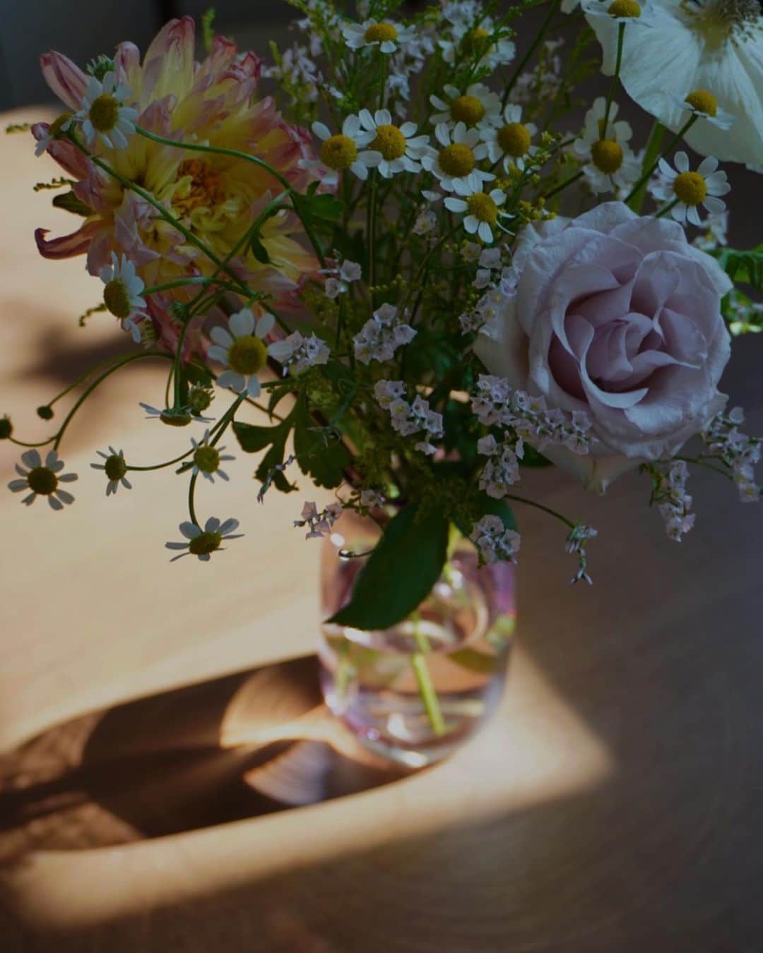 佐藤有里さんのインスタグラム写真 - (佐藤有里Instagram)「CREDONAのみんなからもらったお花を綺麗に飾りたくて新しくフラワーベースを🪻 見てるだけで元気でるなぁ🥹♡ . . そんなこんなで、 明日の出勤を最後に産休を頂きます🤝 なんかすでに寂しくなってきてセンチメンタル。笑 . みんなと働ける時間を噛み締めながら大切に１日を過ごしたいと思います☺️✨」11月1日 21時22分 - yuri_212