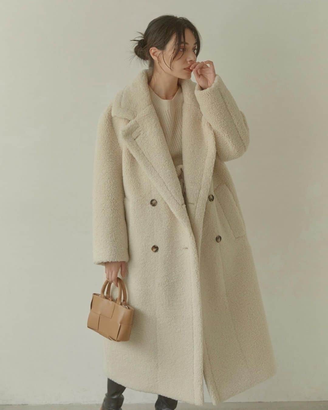 ACYMさんのインスタグラム写真 - (ACYMInstagram)「#outercollection ✔︎Teddy boa long コート ¥36,300(tax in) . ✔︎Teddy boa volume コート ¥33,000(tax in) . ✔︎Stand collar check wool コート ¥29,700(tax in) . ✔︎Stand collar wool button コート ¥29,700(tax in) . ✔︎Muffler pocket down コート ¥26,400(tax in) . ✔︎Volume collor boa ジャケット ¥22,000(tax in) . . 詳しくはWEB STORE(@acym_official )のTOP URLよりご覧ください。  #ACYM #ootd #outfit #coordinate #ロングコート #ダウンコート #ボアジャケット #ボアコート #秋服 #冬服」11月1日 21時14分 - acym_official