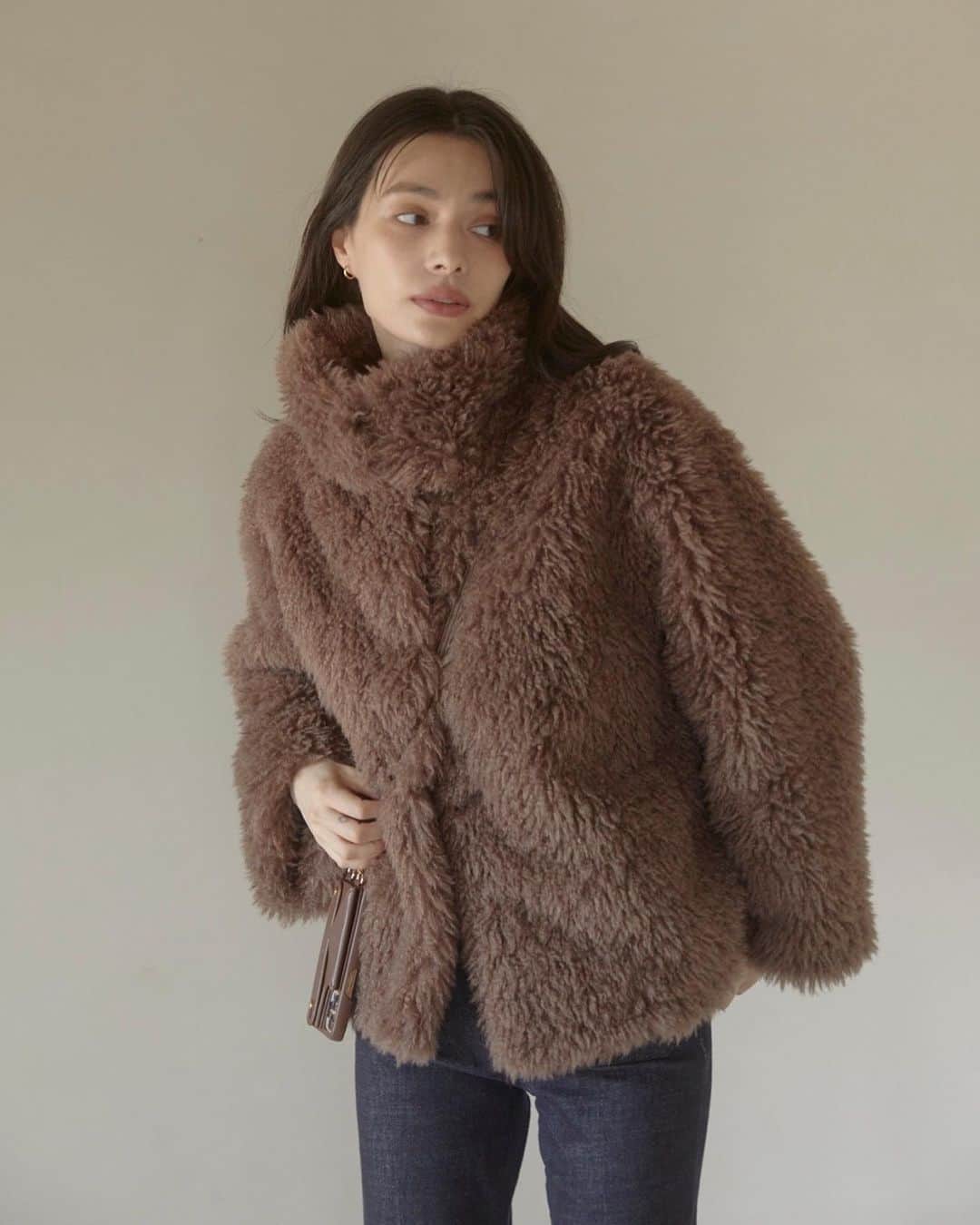 ACYMさんのインスタグラム写真 - (ACYMInstagram)「#outercollection ✔︎Teddy boa long コート ¥36,300(tax in) . ✔︎Teddy boa volume コート ¥33,000(tax in) . ✔︎Stand collar check wool コート ¥29,700(tax in) . ✔︎Stand collar wool button コート ¥29,700(tax in) . ✔︎Muffler pocket down コート ¥26,400(tax in) . ✔︎Volume collor boa ジャケット ¥22,000(tax in) . . 詳しくはWEB STORE(@acym_official )のTOP URLよりご覧ください。  #ACYM #ootd #outfit #coordinate #ロングコート #ダウンコート #ボアジャケット #ボアコート #秋服 #冬服」11月1日 21時14分 - acym_official