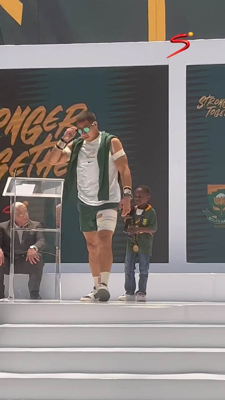 のインスタグラム：「Cheslin Kolbe 🥹🥹 A moment young @lifeaccordingtodesi will never forget 🥇 The @bokrugby team are inspiring the next generation 🙌」