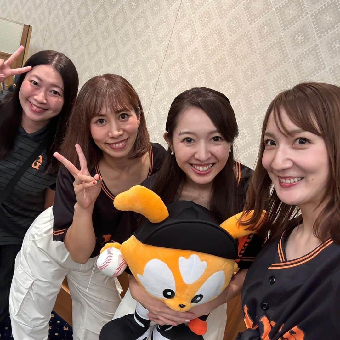 阿部智帆さんのインスタグラム写真 - (阿部智帆Instagram)「時差投稿🍊  今月12日に行われる第１回ジャイアンツ祭り⚾️  そのプレイベントを行った9月の写真です（遅） 中畑清さんトークショー２本立てでした😌💓  19歳の時に出逢ったメンバー、ジャビット君・スタッフさん達。 久しぶりとは思えない阿吽の呼吸に鳥肌が立った、感動の1日でした。お互いに信頼し合える最高のチーム❤️‍🔥❤️‍🔥  別れ際のサエ・ミカが 2人ともすっごくいい顔をしてたのが忘れられない🥹 仕事をした後の、仲間達の充実した表情は 私にとって何よりのご褒美です。  今月の試合はシマも合流して更にパワーアップ🥰💓  12日空いてる！ え、静岡行っちゃう！？  という激アツなG党の皆さま お待ちしています☺️  ☑︎11月12日(日) GIANTS レジェンドOB 対 女子チーム 13時PB @静岡草薙球場  #giants #さわやかハンバーグ」11月1日 21時17分 - chiho_abe829