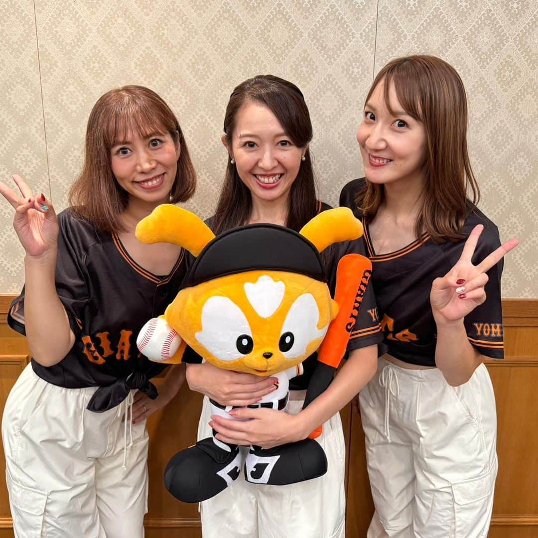 阿部智帆のインスタグラム：「時差投稿🍊  今月12日に行われる第１回ジャイアンツ祭り⚾️  そのプレイベントを行った9月の写真です（遅） 中畑清さんトークショー２本立てでした😌💓  19歳の時に出逢ったメンバー、ジャビット君・スタッフさん達。 久しぶりとは思えない阿吽の呼吸に鳥肌が立った、感動の1日でした。お互いに信頼し合える最高のチーム❤️‍🔥❤️‍🔥  別れ際のサエ・ミカが 2人ともすっごくいい顔をしてたのが忘れられない🥹 仕事をした後の、仲間達の充実した表情は 私にとって何よりのご褒美です。  今月の試合はシマも合流して更にパワーアップ🥰💓  12日空いてる！ え、静岡行っちゃう！？  という激アツなG党の皆さま お待ちしています☺️  ☑︎11月12日(日) GIANTS レジェンドOB 対 女子チーム 13時PB @静岡草薙球場  #giants #さわやかハンバーグ」