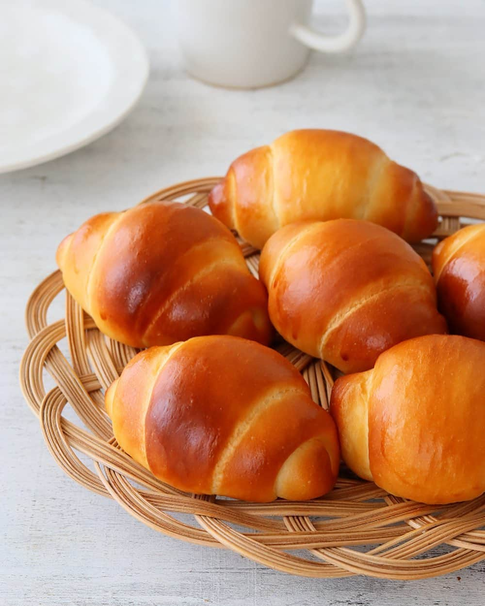 あいりおーのインスタグラム：「今日焼いたロールパン🥐  初心に帰って製菓学校の製パンコースで習ったレシピを少量に計算し直して。  たまに別のレシピで作るといつもの自分との違いがよくわかって、自分のダメだったところに気付ける気がする、ような？(笑)  最近めっちゃはじけてたんです。。50分ホイロしても。 もうロールパンやーめた！なんて思ったりもしたけど、逃げるなー🤣🔨立ち向かえ！(笑)  出来ないことは練習したり、こうやって別のレシピを作って何か発見しないと上手くならないよね。  卵や牛乳の水分も計算して、私のが水分多くて柔らかすぎ？それもダメだっのか？👈まだ何も気づいてないのか🤣🔨  でもバターは自分がいつも焼くのより多かった！伸びがいいから？  とにかく生地は全く違う。先生が説明会で作ってくれたパンがめちゃめちゃ美味しかったんですよねー！ それはこのロールパンと同じ生地だったと思う。  もう一度先生のロールパン習いたい‪‪*°♡  上手く出来ないものもあるけど、パンもお菓子も作るの大好き（*'∀'人）♥*+  私の生活になくてはならない楽しみです‪‪*°♡ もう20年くらいずっと好きなこと‪‪*°♡   いよいよ、クリスマス準備の季節🎄 この本が役に立つ時到来(笑) ⬇️  𓂃◌𓈒𓐍𓂃◌𓈒𓐍𓂃◌𓈒𓐍◌𓈒𓐍𓂃◌𓈒𓐍𓂃◌𓈒𓐍  「 新刊のお知らせ📢　」  9/7にKADOKAWAさんから  「何度も作ってたどりついたあいりおーのお菓子」が発売されます。  納得するまで作り続けた私のイチオシレシピを1冊にまとめました。 たくさんの工程写真とコツとポイントで詳しく書いています。  Amazon、楽天ブックス、全国の書店で発売中です。  𓂃◌𓈒𓐍𓂃◌𓈒𓐍𓂃◌𓈒𓐍𓂃◌𓈒𓐍𓂃◌𓈒𓐍𓂃◌𓈒𓐍   ○*:.。..。.。o○○*:.。..。.。o○   使っているオーブンやお菓子、パンの道具は  楽天roomに載せています。  プロフィール欄にリンクあります🔍   ○*:.。..。.。o○○*:.。..。.。o○   #ロールパン#バターロール#手作りパン#手作りパンレシピ #手作りお菓子作りが好きな人と繋がりたい #おやつ#あいりおーパン#sweets#handmade#ブレッド#bread#breadmaking」