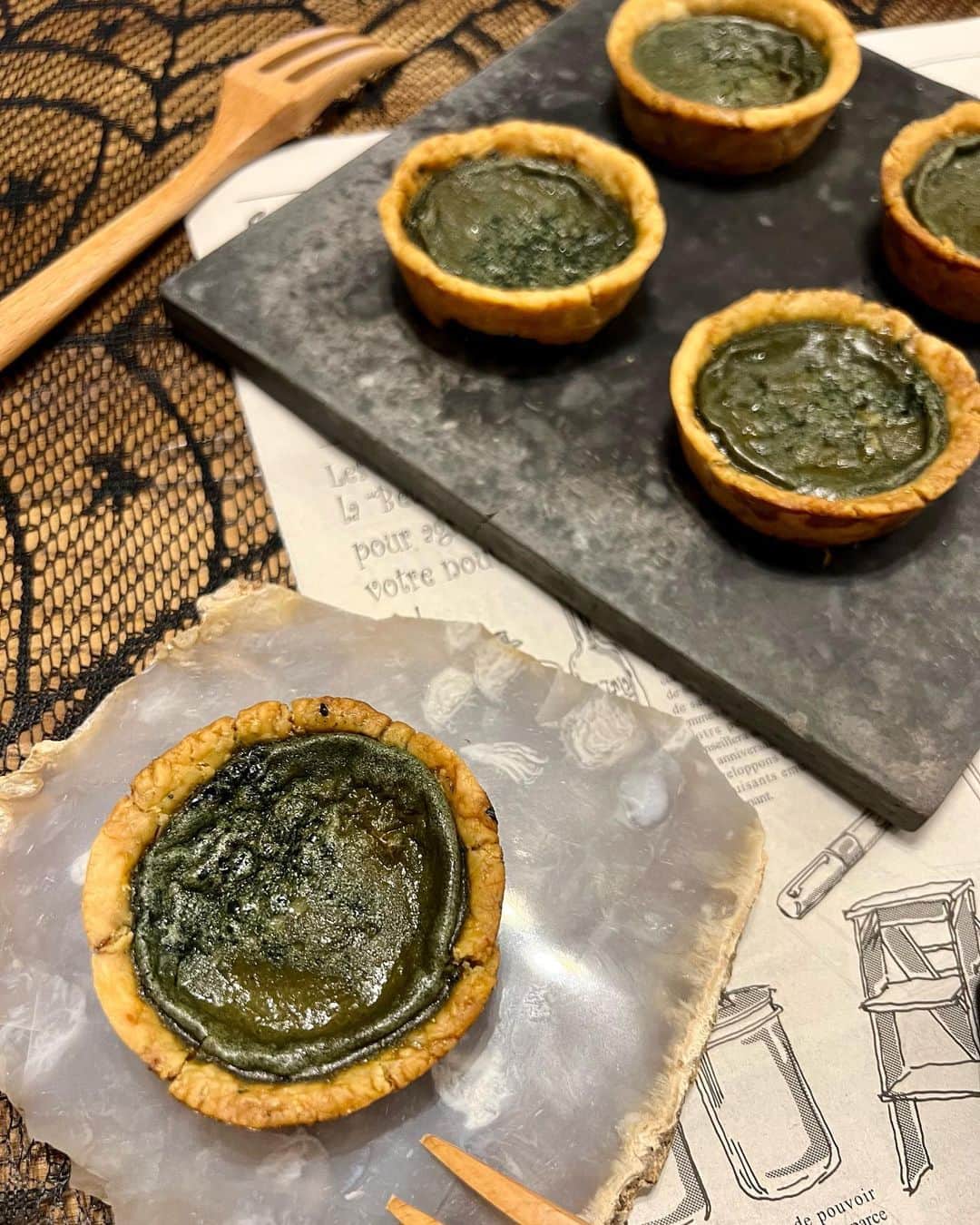 ゆなゆあさんのインスタグラム写真 - (ゆなゆあInstagram)「・ 【 スピルリナとパームシュガーの米粉エッグタルト 】  良質なタンパク質、ベータカロテン、ビタミン、 ミネラルといった様々な栄養を含んだ  スーパーフード界のエリートであるスピルリナと GI値が35で済む無精製砂糖(更に栄養もある)  パームシュガーを使って高タンパク＆ グルテンフリーのエッグタルトを作りました！🥚  ／ 一見手の込んだスイーツに見えるけど… 意外と簡単に作れる！高タンパクGFスイーツ！ ＼  ­­—­­—­­—­­—­­—­­—­­—­­—­­—­­—­­—­­—­­—­­—­­—­­—­­—­­—­­—­­- ◾︎ 1個(約40g)  カロリー  約112 kcal  ­­—­­—­­—­­—­­—­­—­­—­­—­­—­­—­­—­­—­­—­­—­­—­­—­­—­­—­­—­­-  今回使用した米粉はこちら @miyamoto_farm    ﹋ ﹋ ﹋ ﹋ ﹋ ﹋ ﹋ ﹋ ﹋ ﹋ ﹋ ﹋ ﹋ ﹋ ﹋ ﹋ ﹋ ■  材料 ■ （約6個分 ）  （タルト生地） ▢ グラスフェッドバター  40g ▢ パームシュガー  小さじ2 ▢ 塩  ひとつまみ ▢ 有機米粉  80g ▢ オーツミルク  大さじ2  (フィリング) ▢ 卵  2個 ▢ パームシュガー  20g ▢ オーツミルク  80g ▢ 無添加エクストラクト 数滴 ▢ スピルリナパウダー  小さじ2〜3   ﹋ ﹋ ﹋ ﹋ ﹋ ﹋ ﹋ ﹋ ﹋ ﹋ ﹋ ﹋ ﹋ ﹋ ﹋ ﹋ ﹋ ﹋ ① バターを室温にもどすか、レンジに20秒ほどかけて 柔らかくして泡立て器で混ぜる。  ② バターにパームシュガーとオーツミルクを加え さらに混ぜ、米粉と牛乳を加えてまとまるまでヘラで混ぜる (室温で水の吸収率が変わるので様子を見ながら○)  ③ オイルを塗った型に生地を伸ばし、敷き詰めたら 180℃のオーブンで10～15分焼く。  ④ 焼いている間にフィリングを作ります。 ボウルにフィリングの材料を流し入れて混ぜておく。  ⑤ 焼けた生地にフィリングを入れ 180℃で15～20分焼いて完成！   ﹋ ﹋ ﹋ ﹋ ﹋ ﹋ ﹋ ﹋ ﹋ ﹋ ﹋ ﹋ ﹋ ﹋ ﹋ ﹋ ﹋ ﹋  ／ 体調を崩しやすいこの時期！ 高タンパクエッグタルトで美味しくスイーツ欲を 満たしながら元気になれる美味ヘルシースイーツ！ ＼  ✎︎＿＿＿＿＿＿＿＿＿＿＿＿­  LINE公式はじめました。 プロフィールのリンクから🔗 友達追加してくれた方には 季節のお悩みに合わせた スーパーフードのお得な ”健康情報”を毎月配信中✎*。 ✎︎＿＿＿＿＿＿＿＿＿＿＿＿  … … … #グルテンフリースイーツ #米粉スイーツ#米粉エッグタルト#米粉レシピ #グルテンフリー生活 #ズボラ健康飯 #無添加生活 #添加物不使用 #スーパーフード #ゆなゆあクッキング #ゆなゆあスーパーフード #スピルリナ #スーパーフード #スピルリナレシピ  #サボりたいけど健康でいたい人のスイーツ」11月1日 21時19分 - yuna_yua