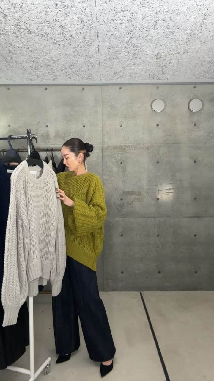 muramiのインスタグラム：「11/1☆INSTA LIVE☆ ・ ・ ご視聴いただきありがとうございました☺️🫶 昨年大人気だったざっくりケーブルニットがアップデートし、いよいよ発売開始となりますー✨ ニット×布帛の異素材ドッキングワンピなど 明日もかわいこちゃんがスタンバイしております❤️❤️ 送料無料キャンペーンも始まるので 是非この機会にお得にご利用くださいませ💕 ⁡ ⁡ ⁡ ⁡ 🚛SHIPPING FREE🚛 11/2 12:00 - 11/5 23:59 上記期間中、全品送料無料となります✨ ⁡ ⁡ 🎁NOVELY CAMPAIGN🎁 税込¥25,000以上お買い上げの MIELI会員さま限定でオリジナルナイロン巾着BAGをプレゼント✨ 追加分も残りわずかですのでお早めに。 ⁡ ⁡ 🏷️発売日時より24h限定🏷️ 11/2 12:00 - 11/3 11:59 新作購入で通常ポイント+10%プレゼント✨ ⁡ ⁡ ⁡ @mieli_invariant  11/2(木) 12:00- ⁡ -NEWARRIVAL- ▶︎no.501284 Crispy Cat Cable Knit ▶︎no.501286 H/N Tiered Docking Dress ⁡ and more… ⁡ ⁡ ⁡ ⁡ ⁡ ⁡ ＿＿＿＿＿＿＿＿＿＿＿＿＿＿＿＿＿＿＿＿＿ #mieliinvariant#mieli#2023#autumn#winter」