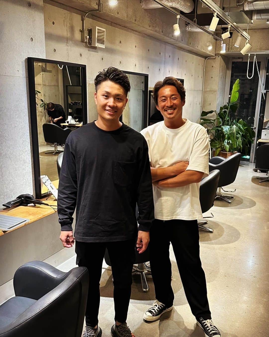 溝脇隼人のインスタグラム：「髪切ってきました！ 今まではなかなかできなかったカラーもしてきました😆  いつもノープランで行ってカッコよくしてくれます🤩  #大須#バルバオ#ヘアーサロン」
